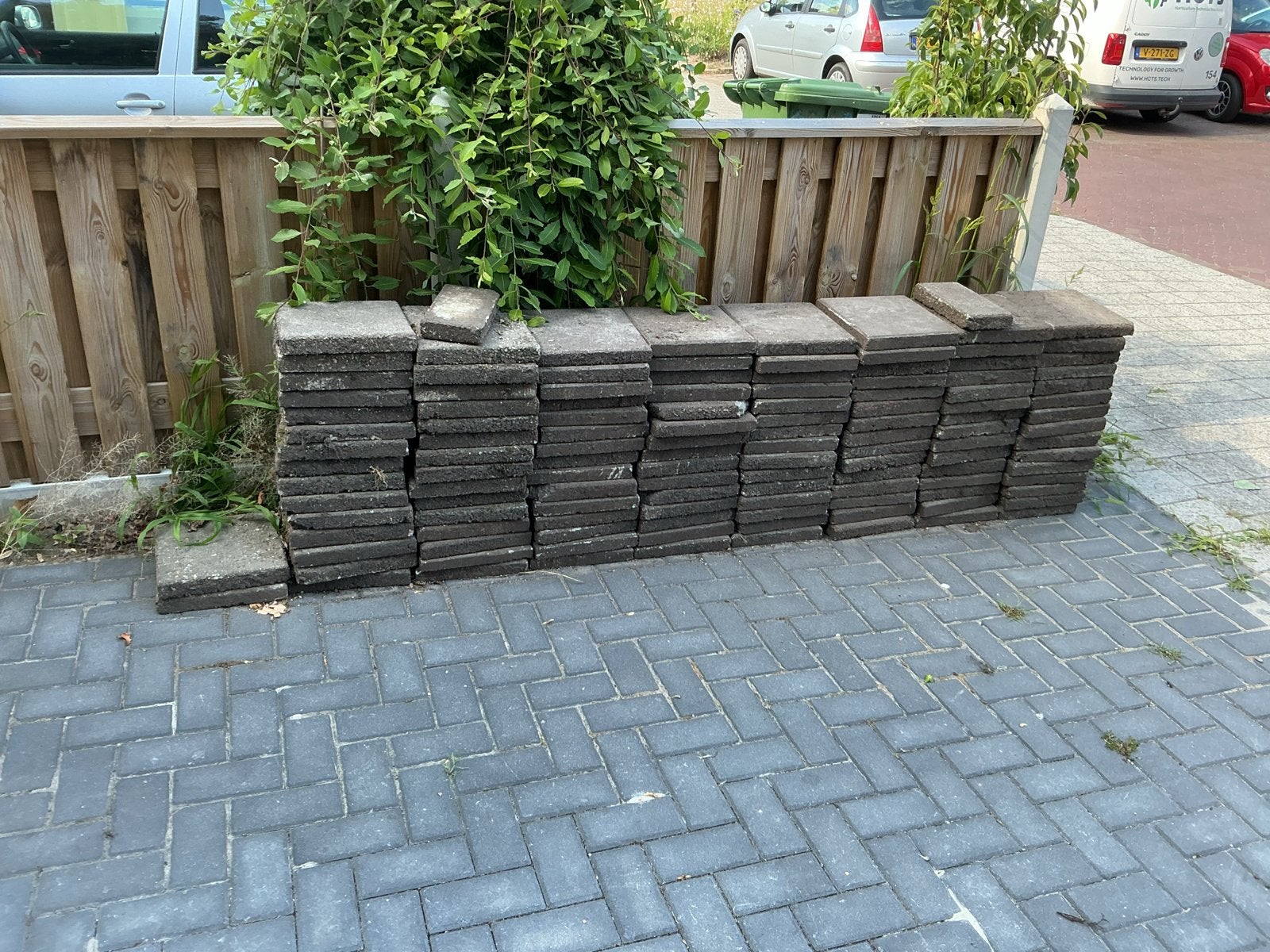 Gratis 120 gebruikte stoeptegels, Tuin en Terras, Tegels en Klinkers, Ophalen, Gebruikt, 10 m² of meer, Beton
