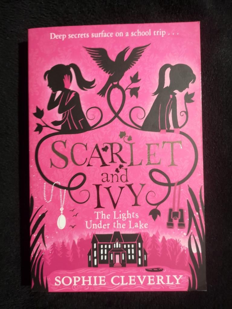 Sophie Cleverly, The Lights Under the Lake, Scarlet and Ivy, Ophalen of Verzenden, Gelezen