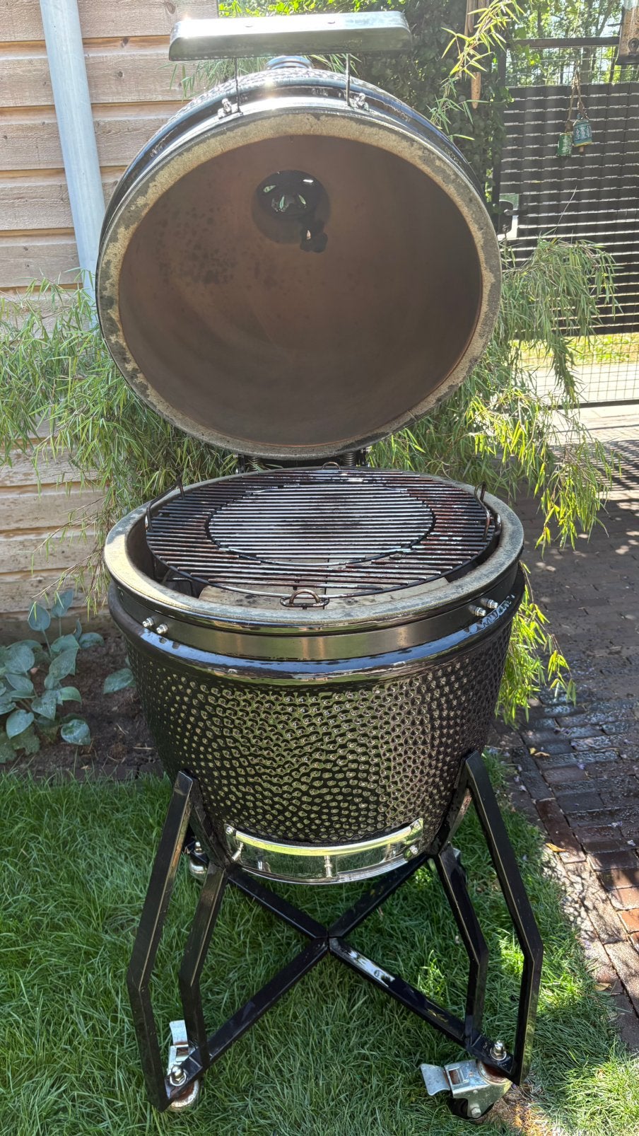 Grill Guru Large – compleet en klaar voor de zomer!, Tuin en Terras, Houtskoolbarbecues, Ophalen, Gebruikt, Met accessoires