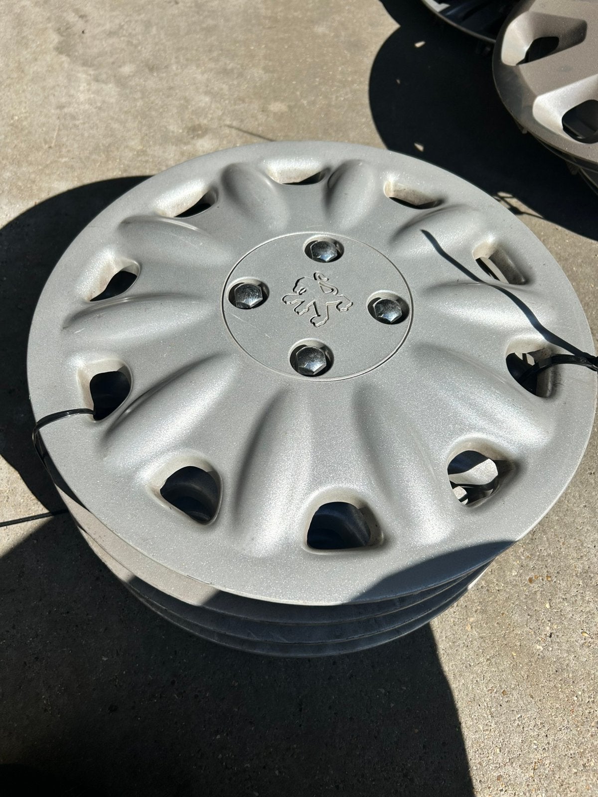 Peugeot wieldoppen 4 stuks 15 inch, Ophalen, Gebruikt