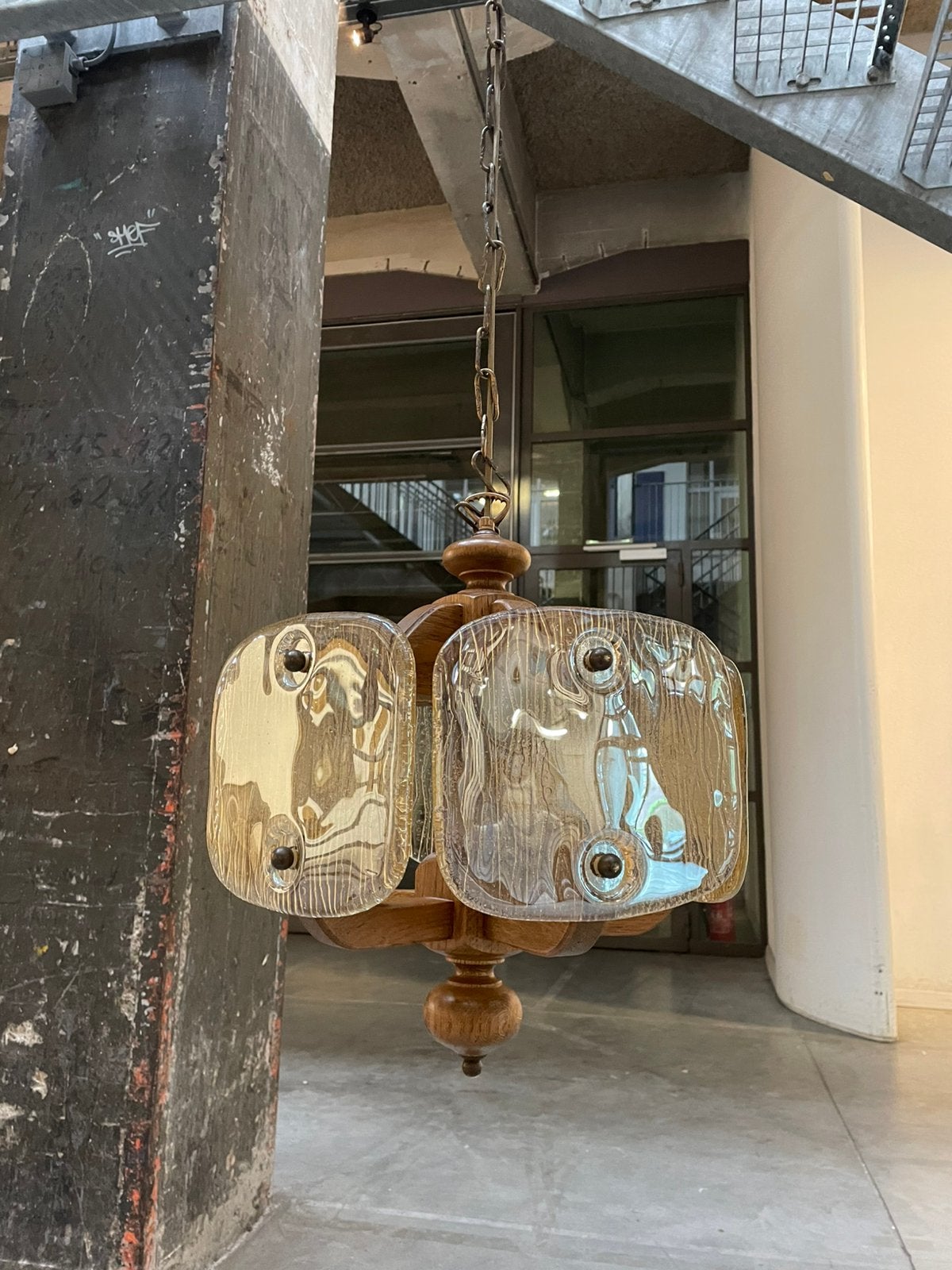Foto 6 van Brutalist lamp jaren 70 eikenhout