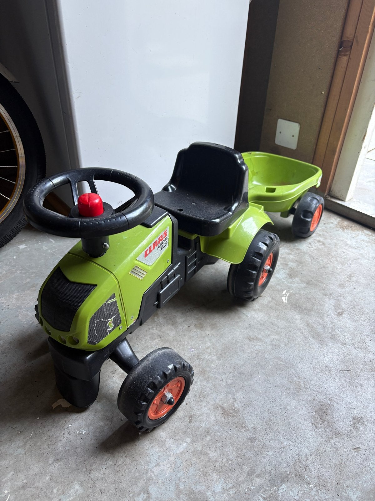 Claas Axos 310 looptractor met trailer, Kinderen en Baby's, Speelgoed | Buiten | Voertuigen en Loopfietsen, Gebruikt, Trapvoertuig