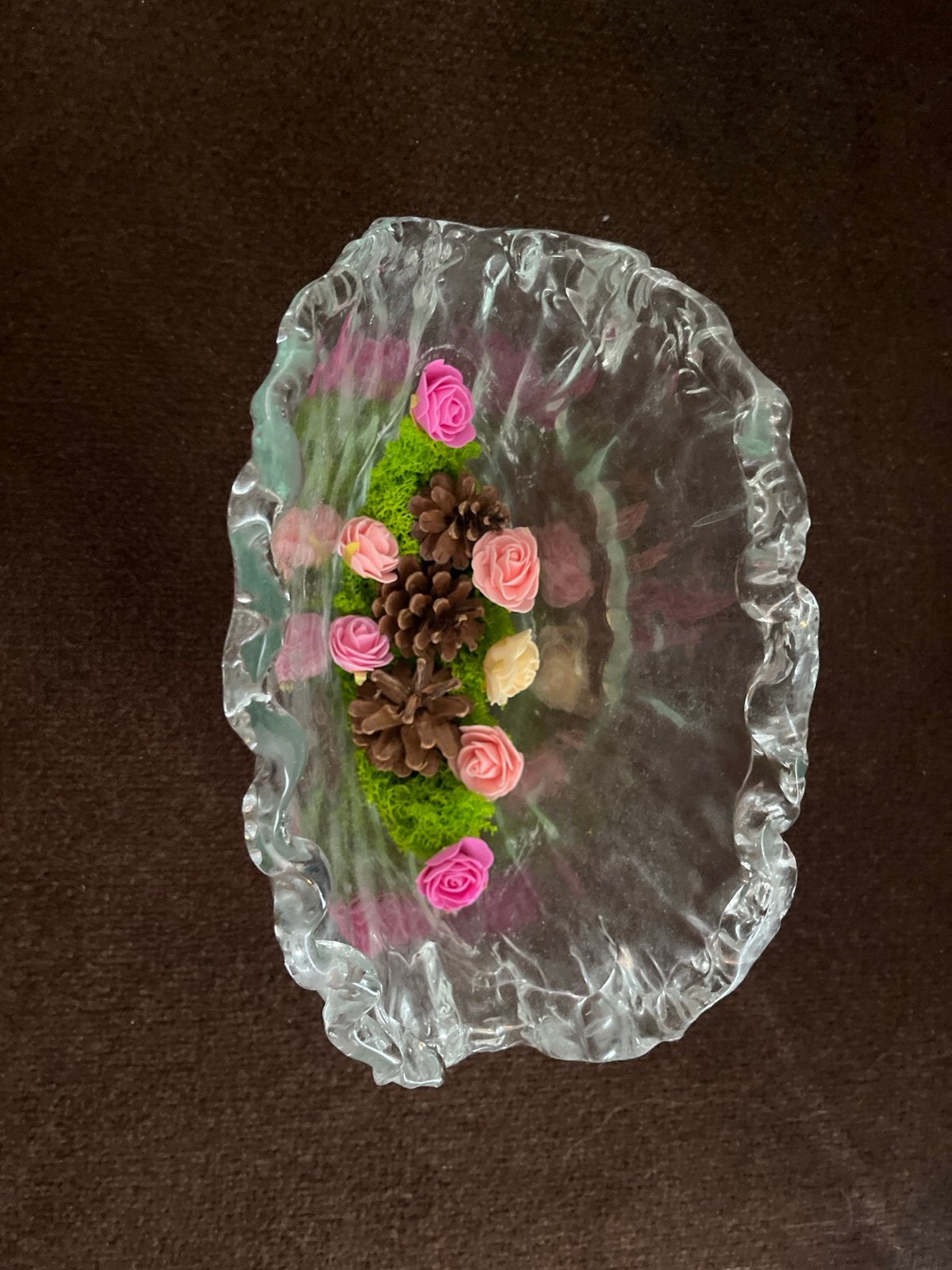 Decoratieve glazen schaal met dennenappels en roosjes, Huis en Inrichting, Meerkleurig, Overige stijlen, Ophalen of Verzenden