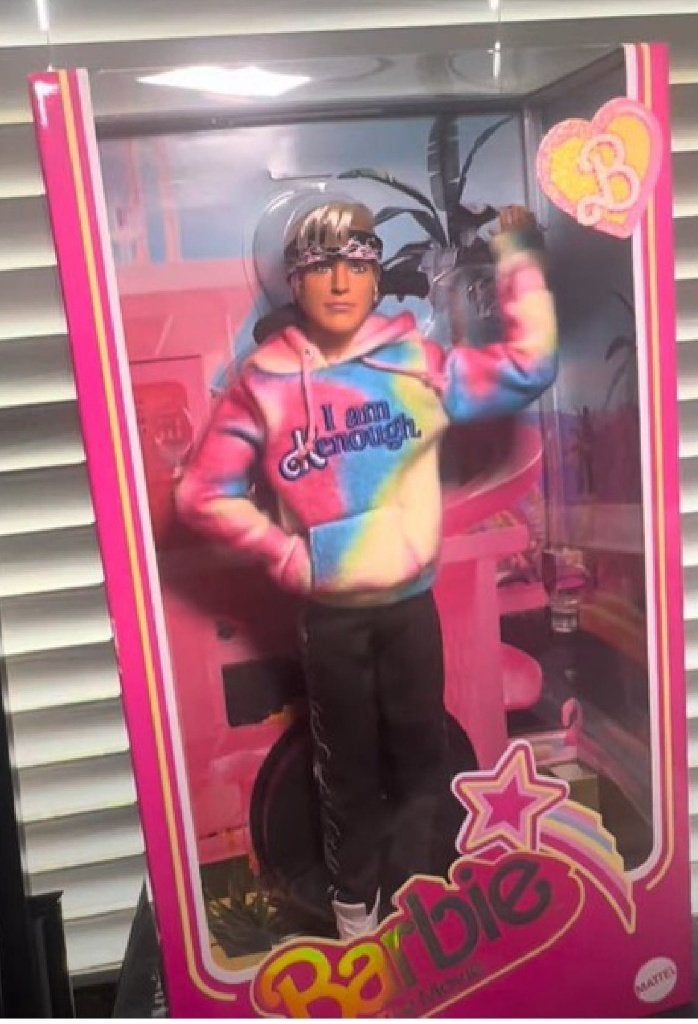 Ken Doll Wearing “I Am Kenough” Hoodie–Barbie The Movie, Verzamelen, Poppen, Ophalen of Verzenden, Nieuw, Pop