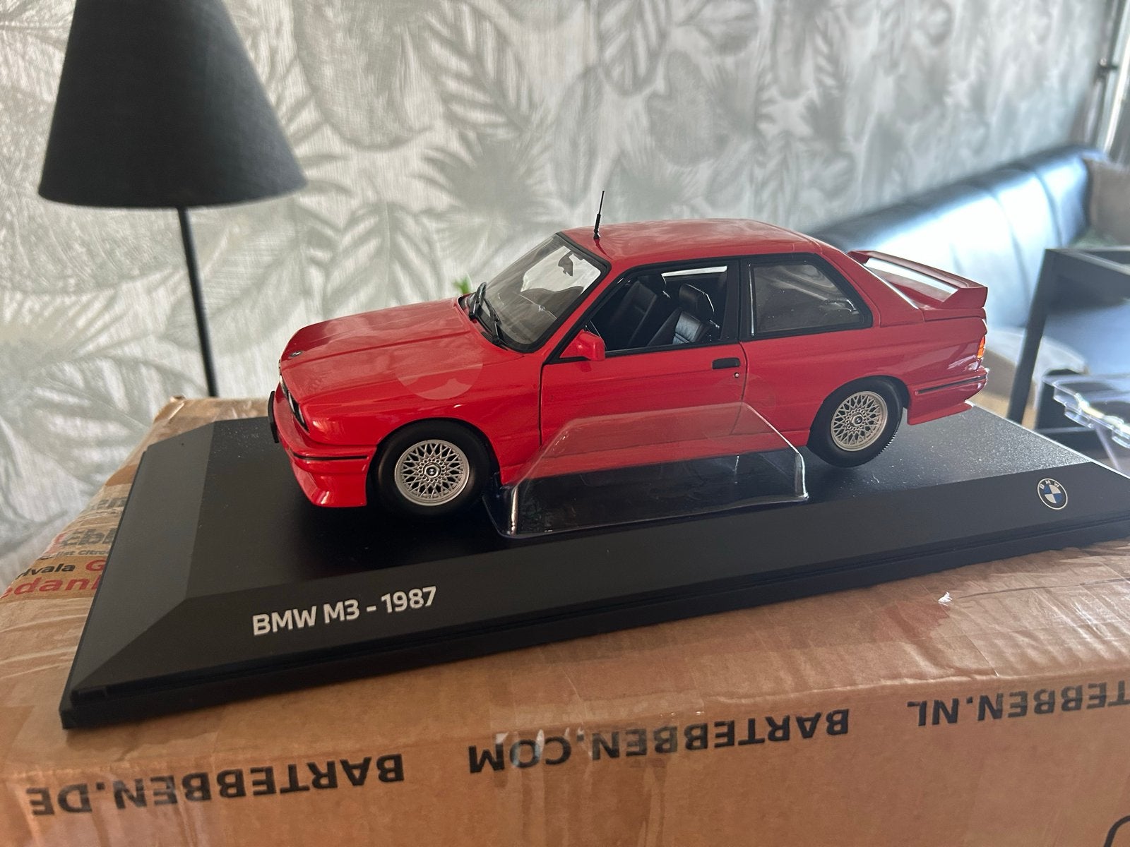 Minichamps BMW M3 E30 1987 Dealer Uitgave Rood 1:18, Hobby en Vrije tijd, Verzenden, Zo goed als nieuw, Auto, MiniChamps