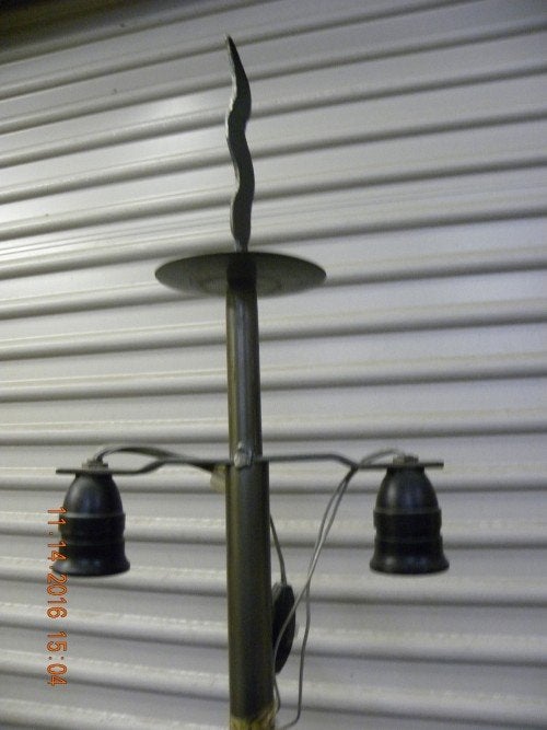 Vloerlamp van smeedijzer, driepoot, met schakelaar en 2 fitt, Ophalen of Verzenden, 'T Olde Gre-j, Info@toldegrej.nl, Endepoelstraat 20f Didam