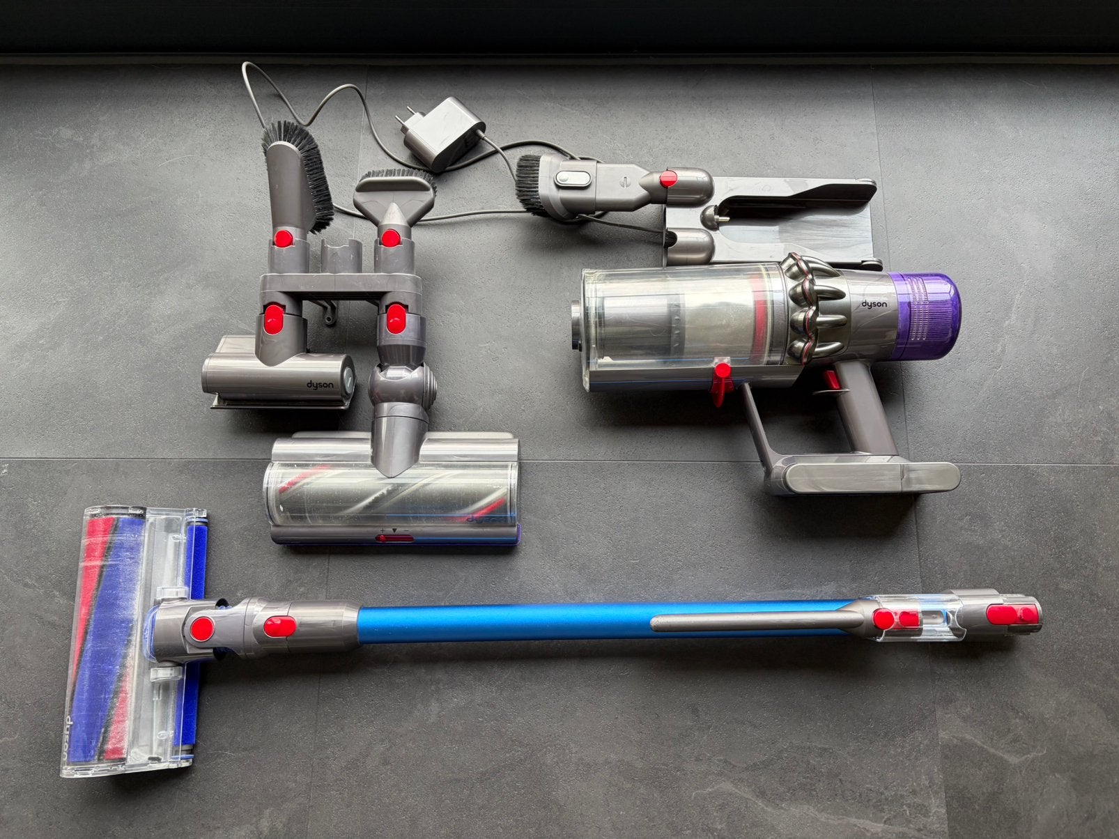 Dyson V11 met accessoires en nieuwe losse accu, Witgoed en Apparatuur, Ophalen, Gebruikt, Dyson, Geschikt voor tapijt