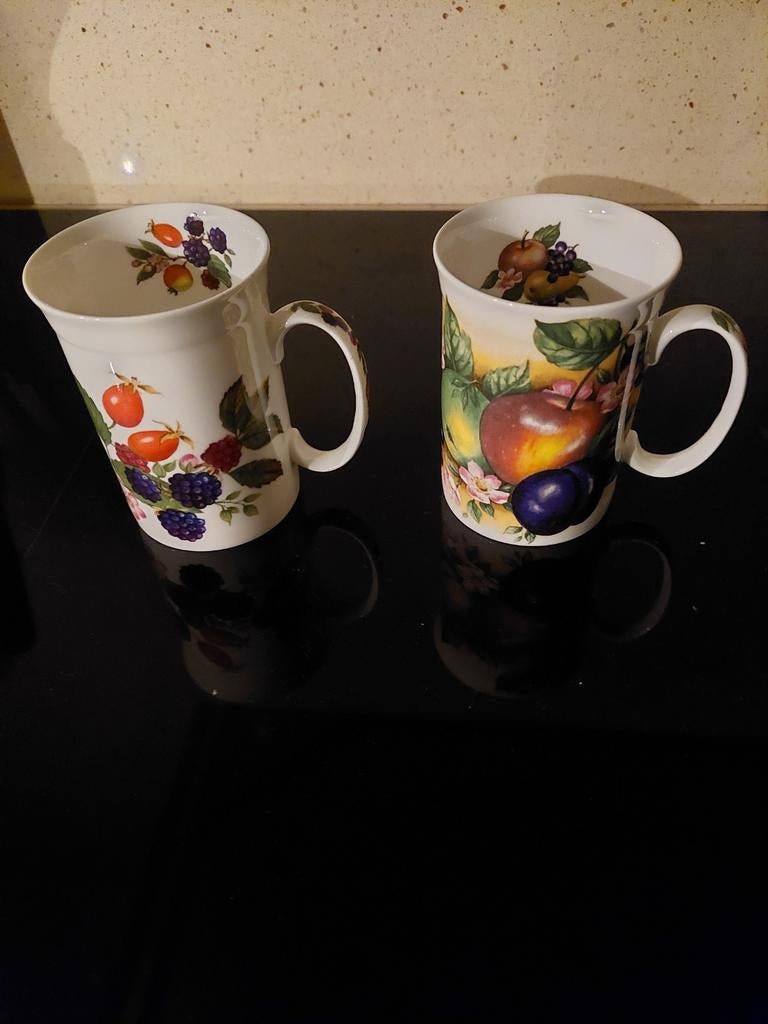 2 Royal Krikham Koffie Mokken met Fruitdecor, Huis en Inrichting, Keuken | Servies, Ophalen of Verzenden