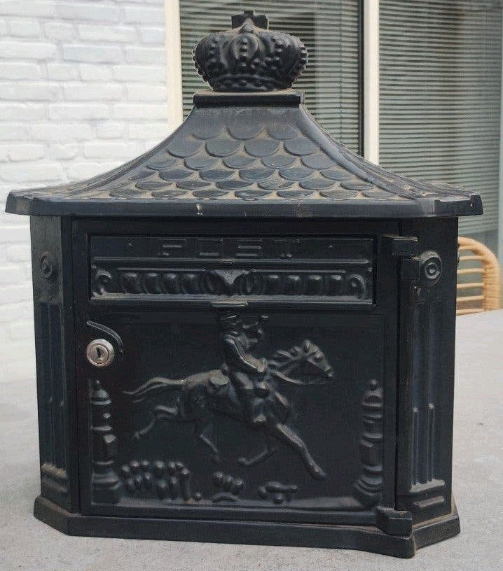 Nostalgische aluminium wandbrievenbus met kroon en paard, Ophalen