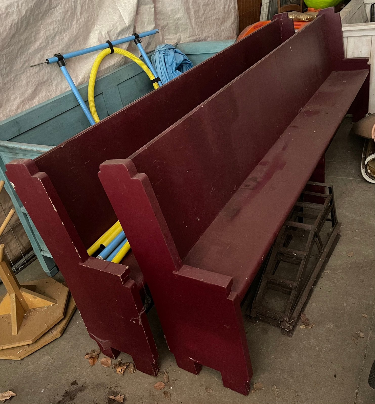 2 kerkbanken, donkerrood, Ophalen, 250 tot 300 cm, Gebruikt, Minder dan 75 cm