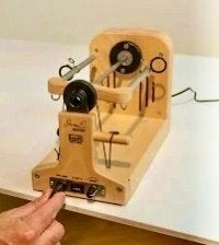 GEVRAAGD een electrisch spinnenwiel E spinner, Ophalen of Verzenden, Gebruikt, Spinnewiel