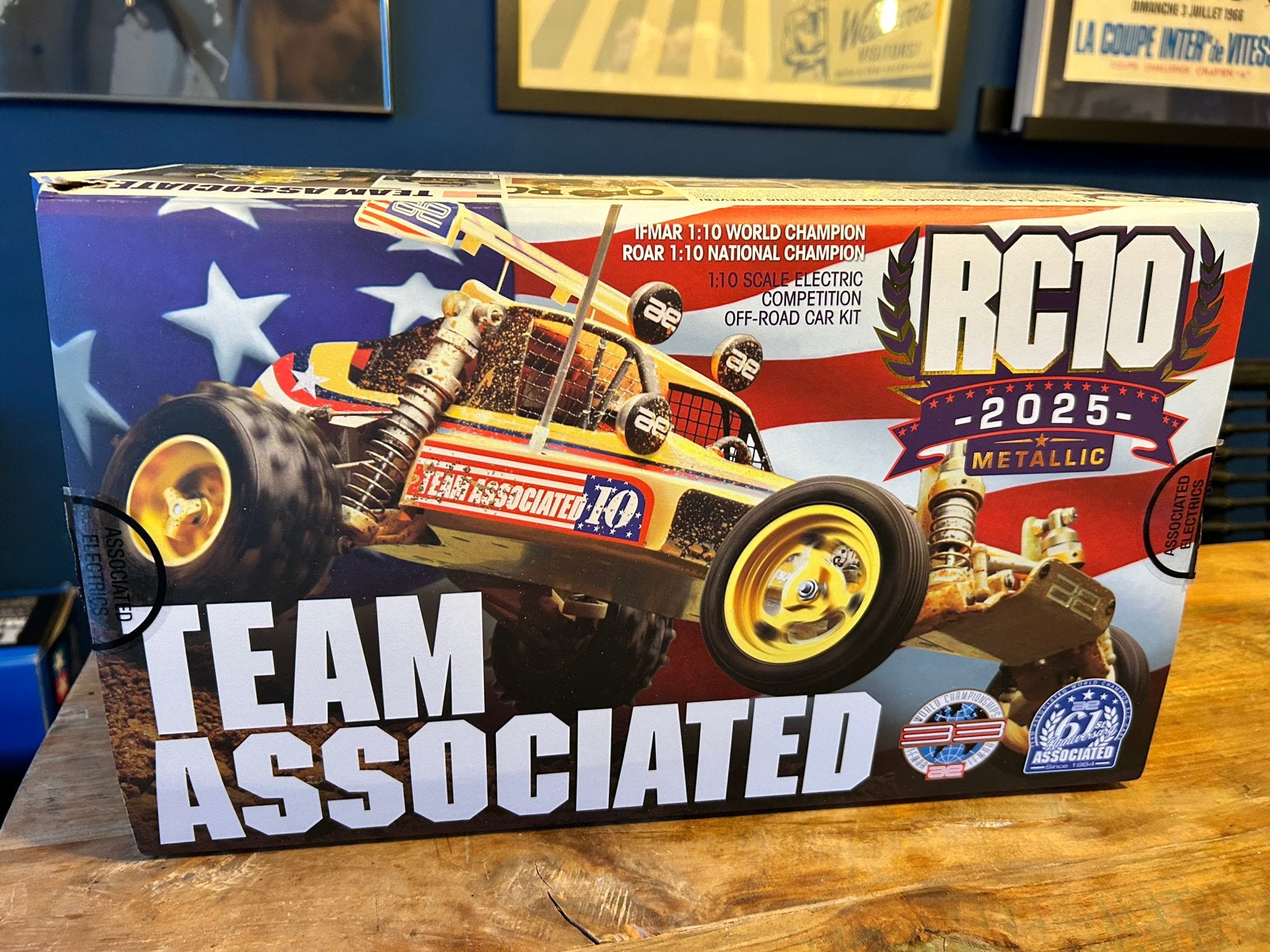 Team Associated RC10 2025 Metallic Edition nieuw, Hobby en Vrije tijd, Modelbouw | Radiografisch | Auto's, Elektro, Auto offroad