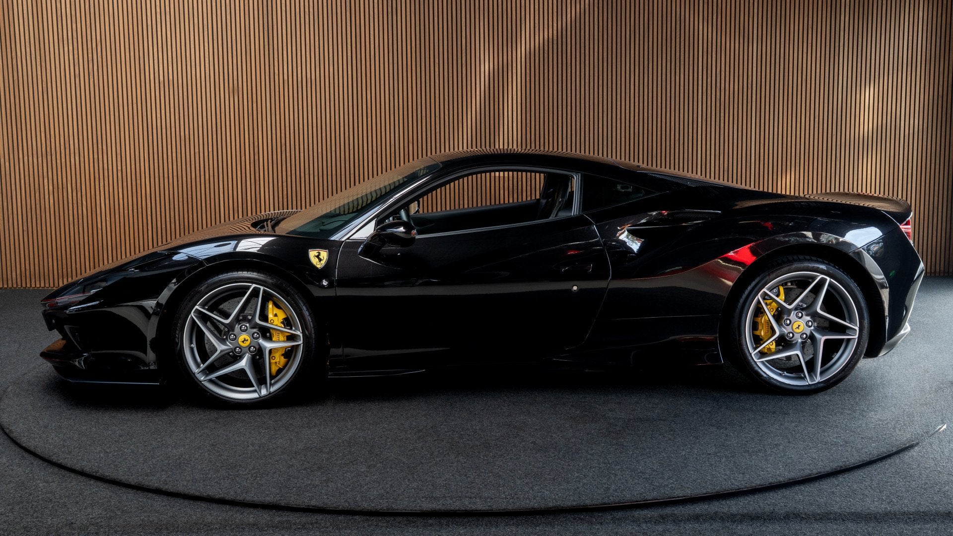 Ferrari F8 Tributo 3.9 V8 HELE (bj 2020, automaat), Auto's, Automaat, Dealer onderhouden, Achterwielaandrijving, Gebruikt