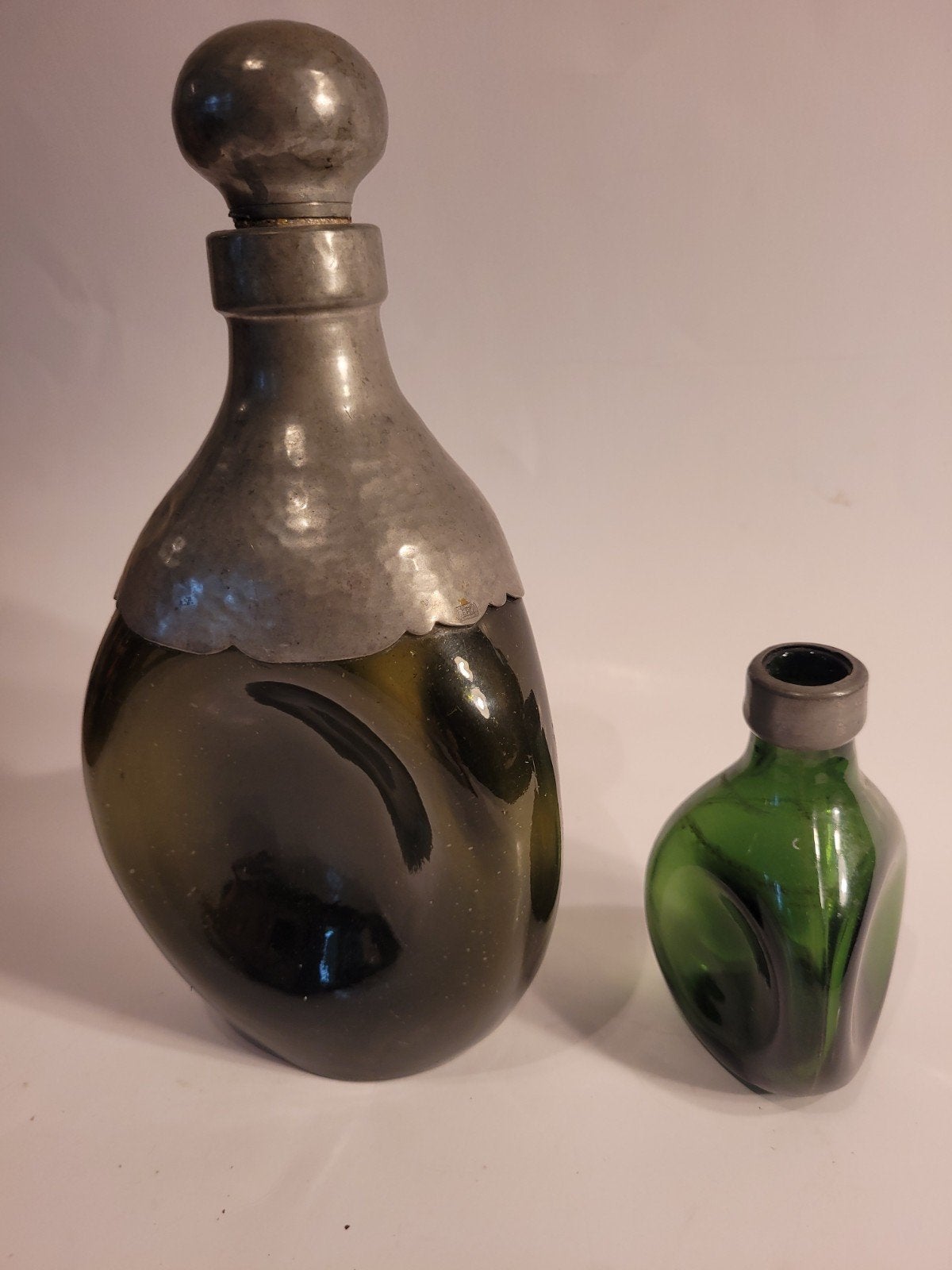2 x oude groene fles drie deuken tin beslag  antieke whiskey, Ophalen of Verzenden, Minder dan 50 cm, Groen, Glas