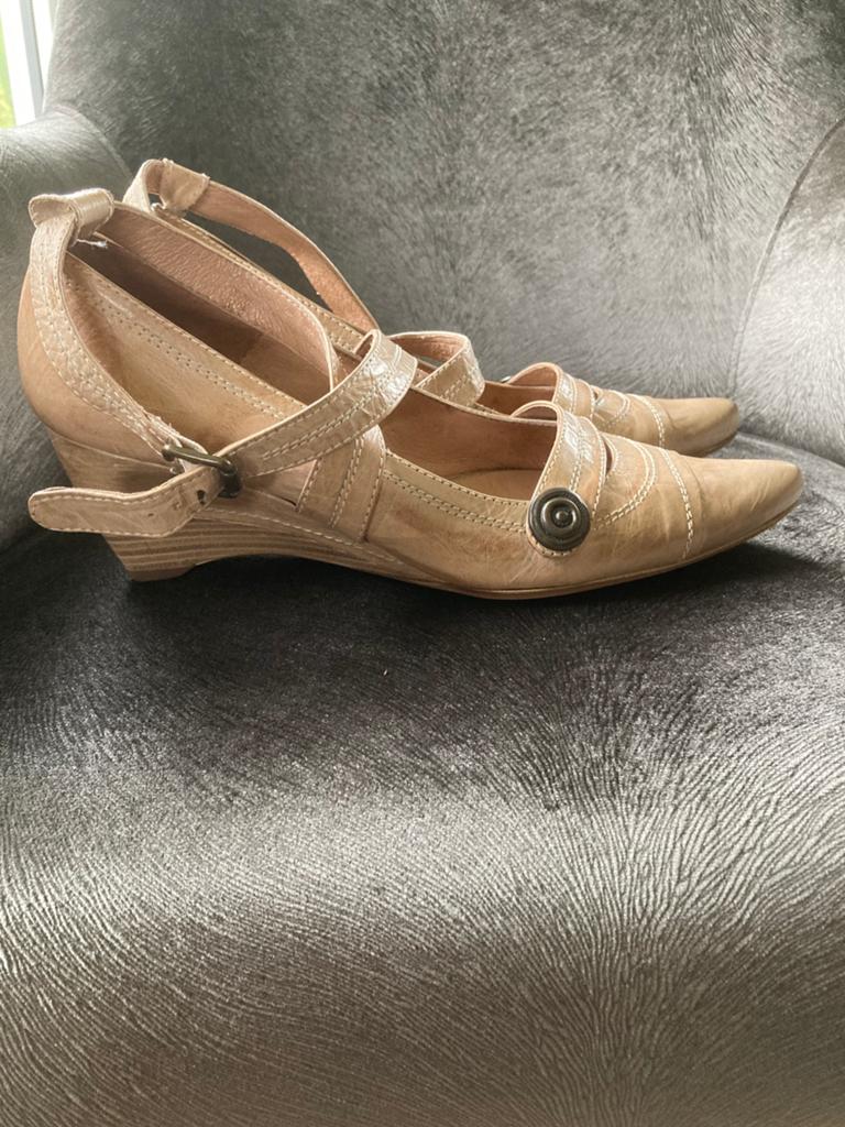 Schitterende pump met sleehak maat 39 nieuwstaat!!, Pumps, Beige, Nieuw, Ophalen of Verzenden