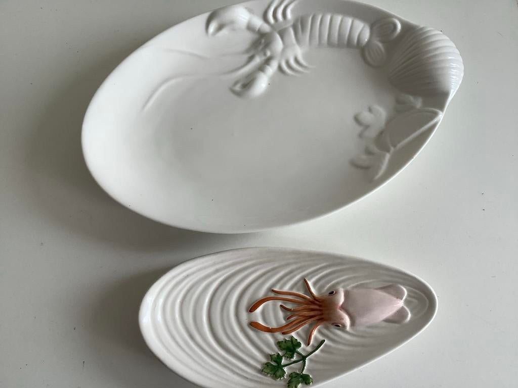 Witte schalen met zeedieren reliëf, Keramiek, Ophalen of Verzenden, Overige stijlen, Schaal of Schalen