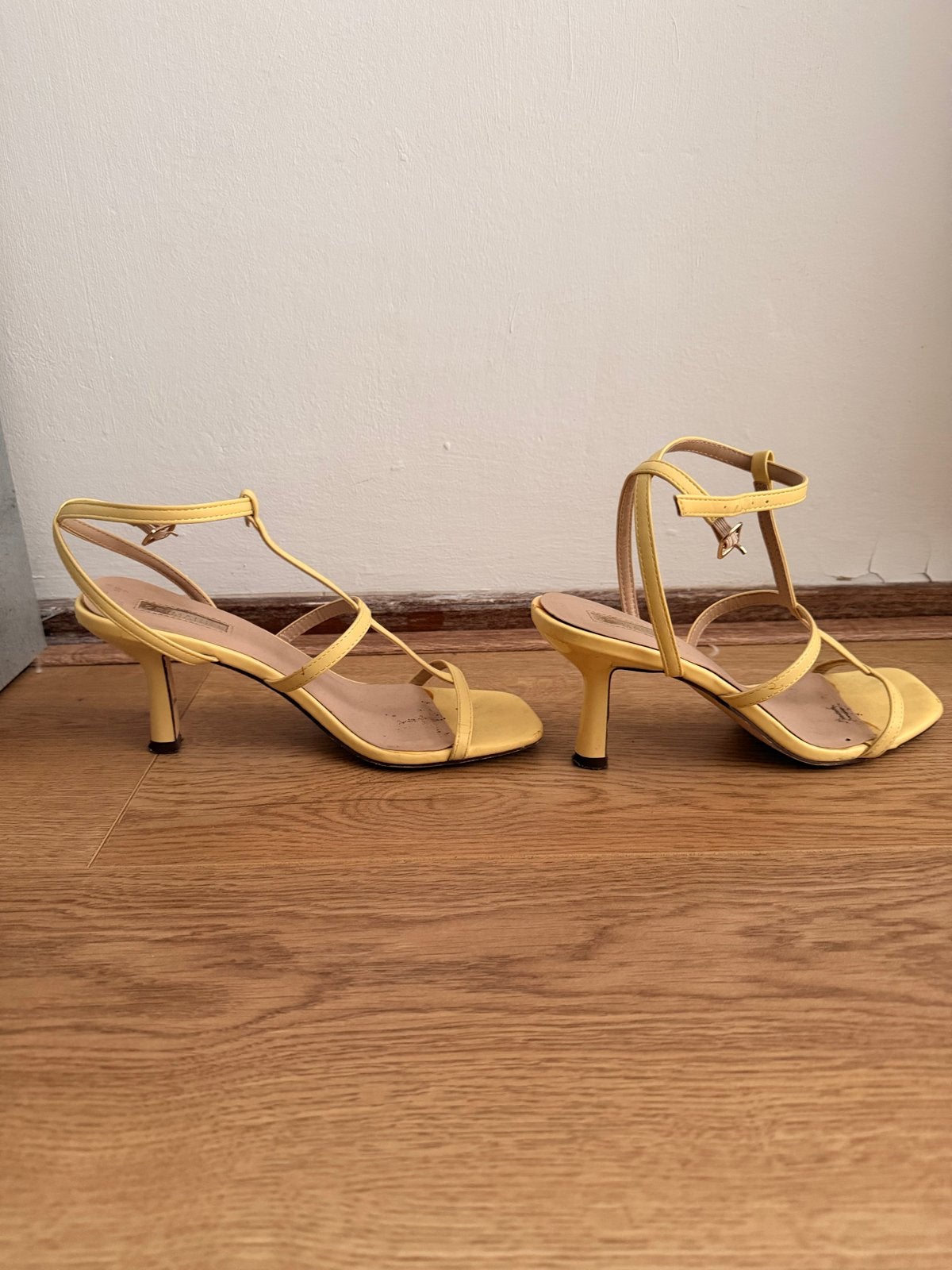 Primark Gele Sandalen met Hak maat 38, Kleding | Dames, Schoenen, Ophalen of Verzenden, Gedragen, Geel, Sandalen of Muiltjes