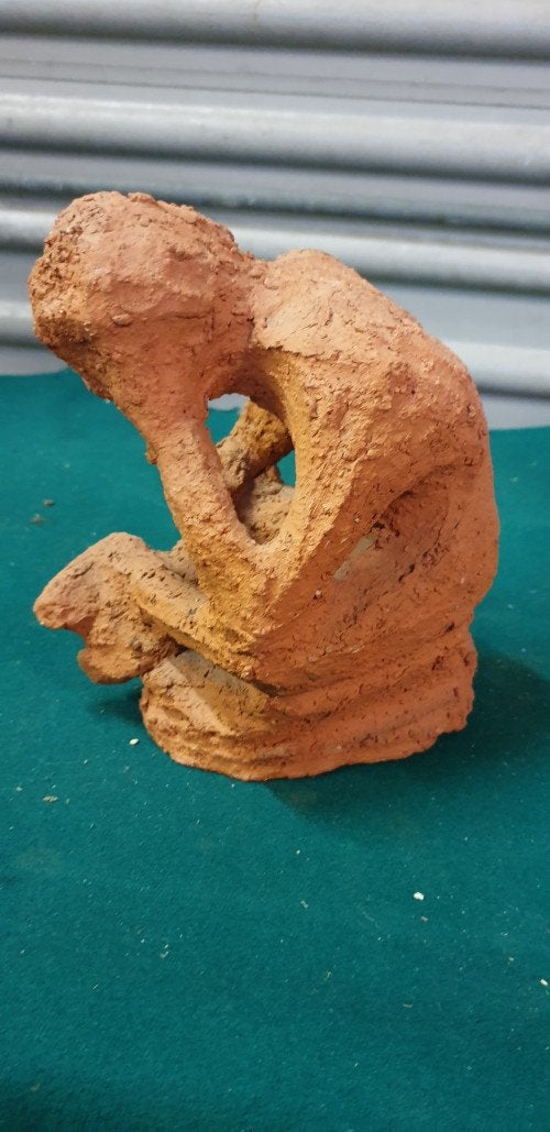 beeld van klei gebogen man, Ophalen of Verzenden