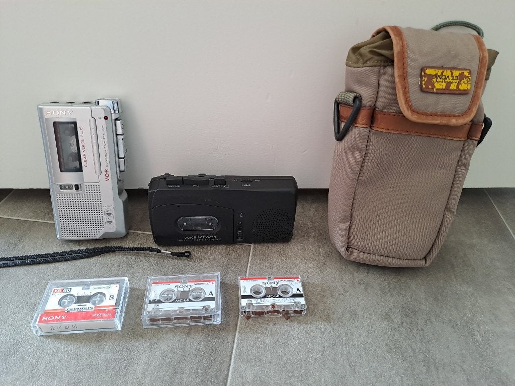 2x microcassetterecorder. Sony en merkloos met 3 bandjes, Ophalen of Verzenden, Overige typen