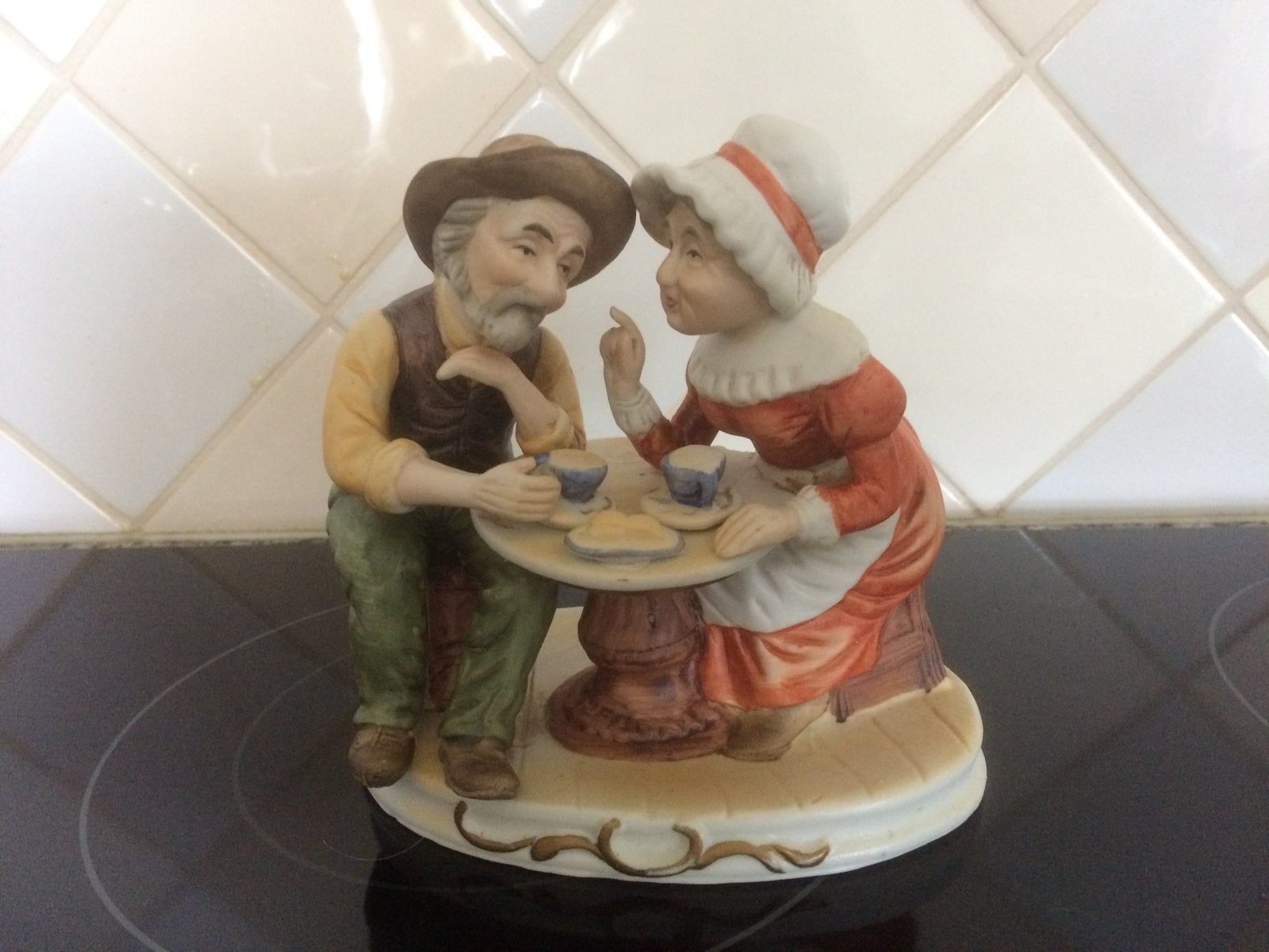 Beeldje opa en oma aan tafel, Ophalen of Verzenden, Zo goed als nieuw, Mens