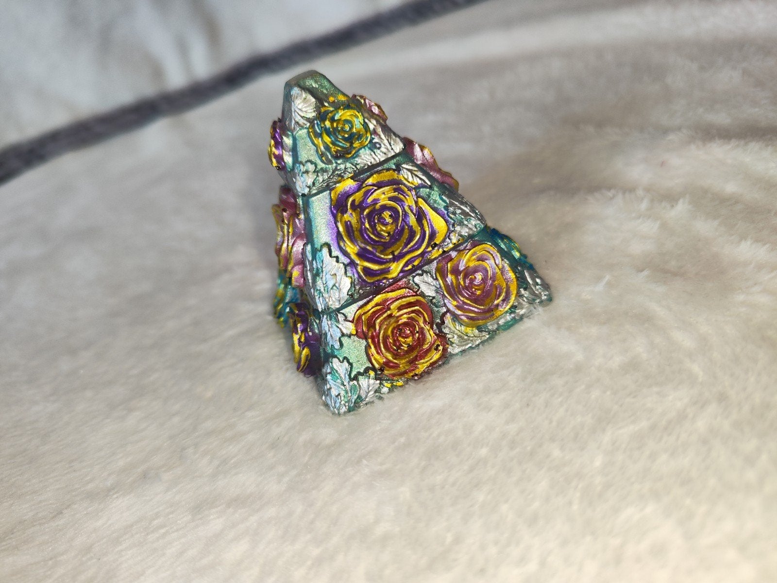 Handgemaakte Epoxy Kunst Piramide met Rozen, Handgemaakt, Nieuw, Meerkleurig, Kunststof