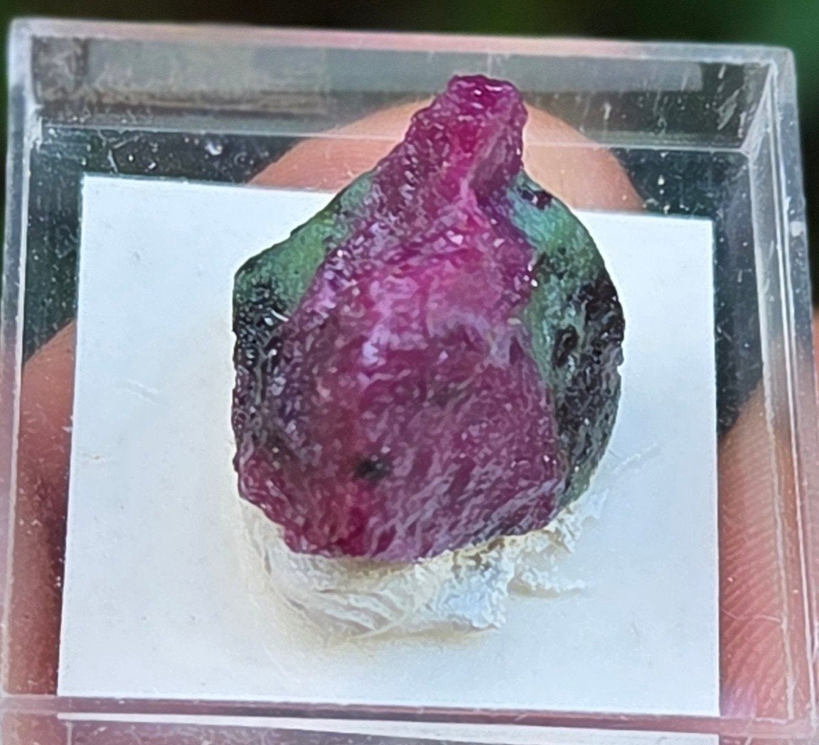 Robijn zoisiet micromount - Tanzania, Ophalen of Verzenden