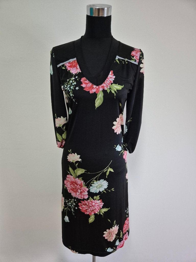 J376 - Zwarte Tante Betsy jurk met bloemen maat S (1), Ophalen of Verzenden, Zo goed als nieuw, Zwart, Knielengte