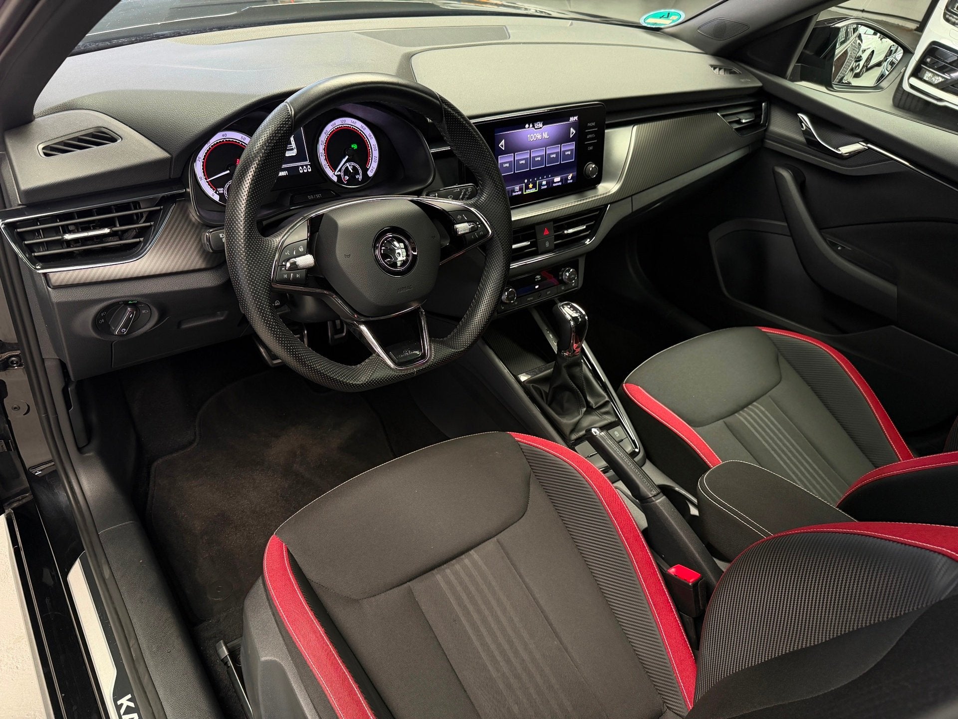 Skoda Kamiq 1.5 TSI Monte Carlo Pano CarPlay Camera, Zwart, 4 cilinders, Zwart, Bedrijf