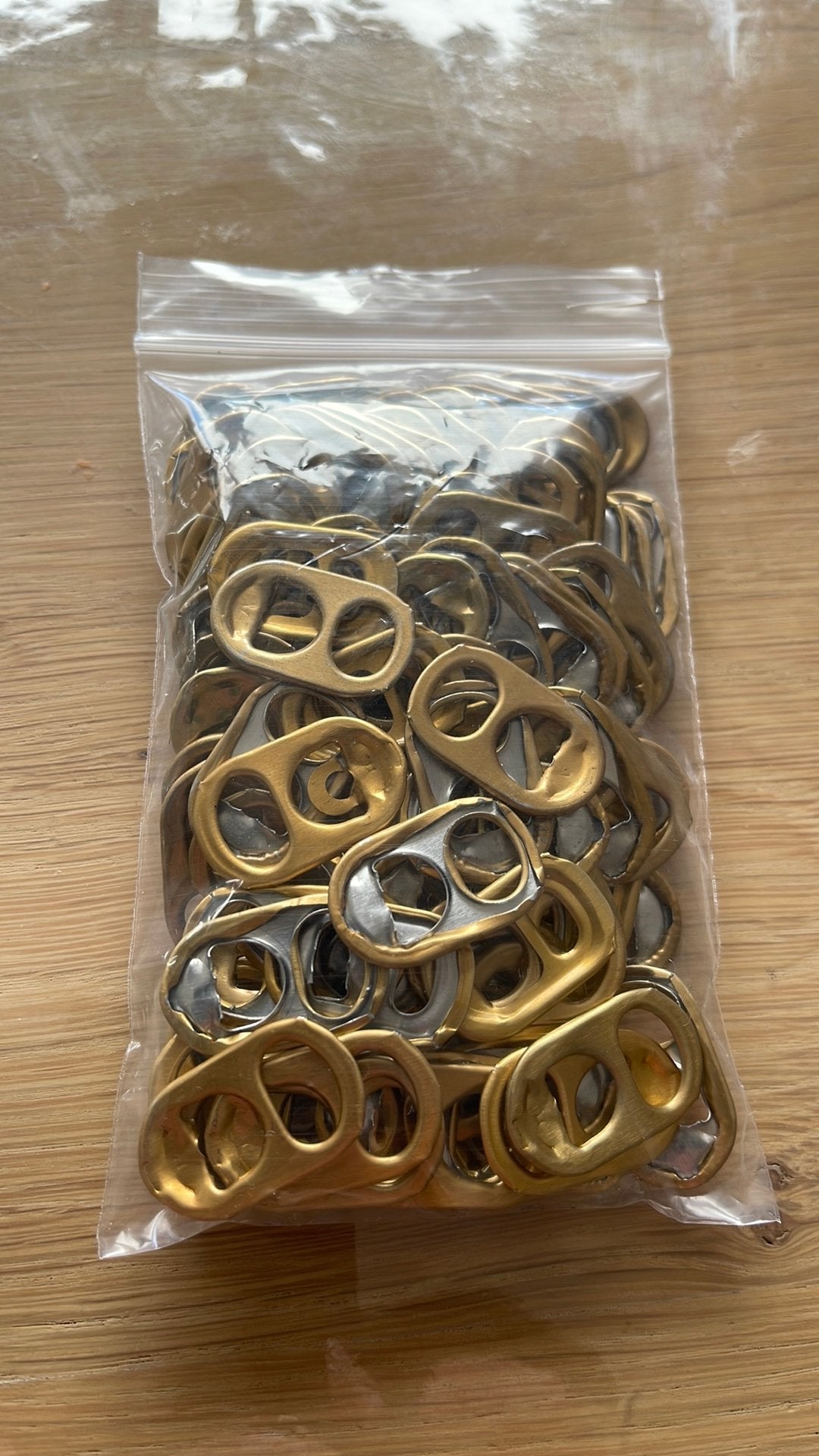 100 goudkleurige clipjes/ lipjes van blikjes, Goud, Zo goed als nieuw, Overige merken, Knutselmateriaal