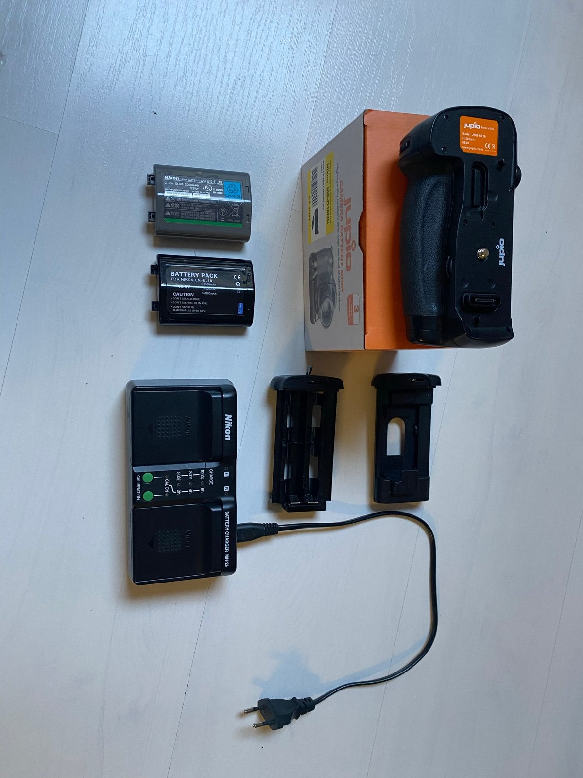 Nikon d850 Batterygrip en Nikon Oplader met Accu's, Gebruikt, Jupio, Opladen via netstroom, Nikon