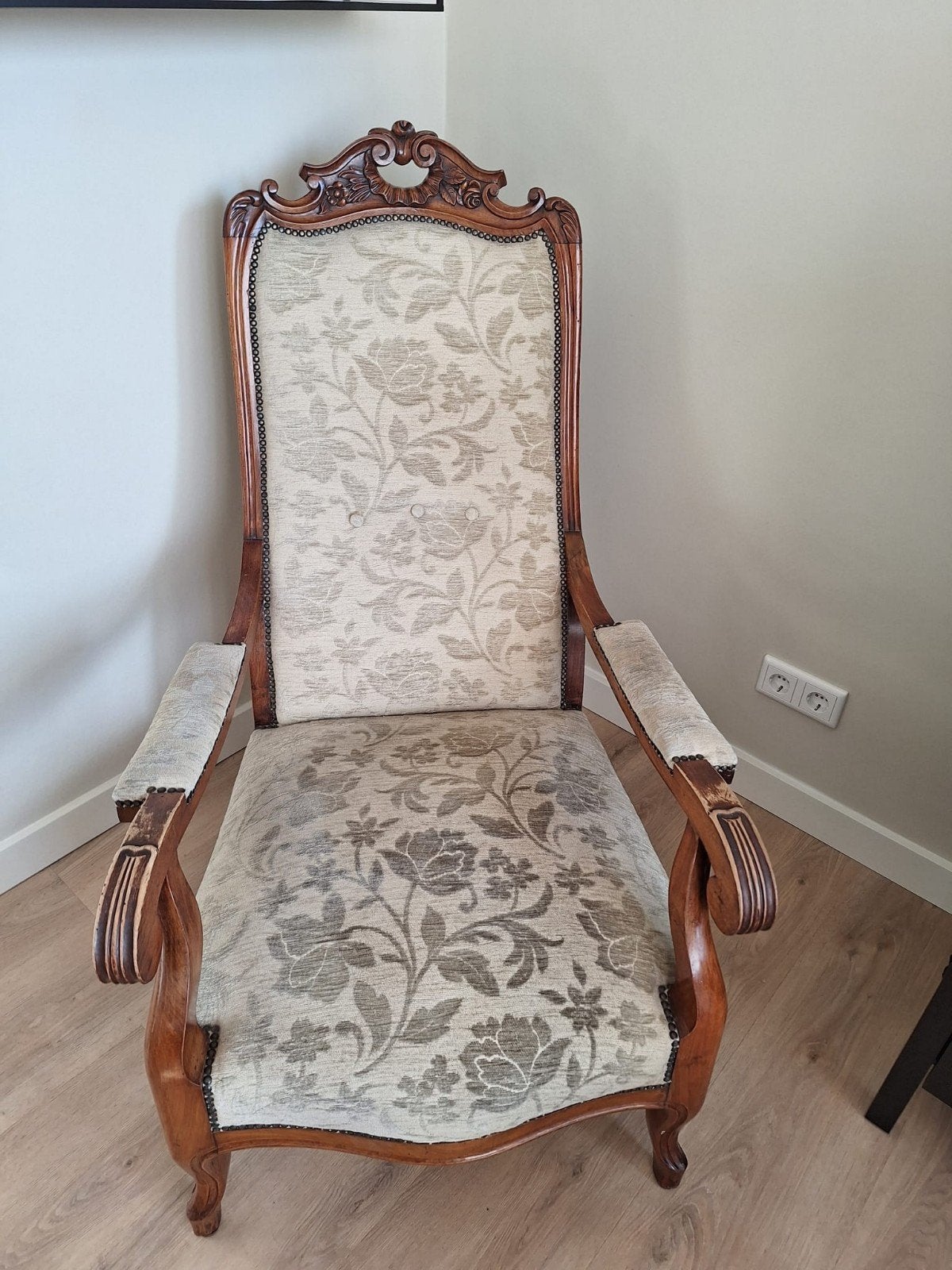 Antieke fauteuil met bloemenpatroon, Ophalen