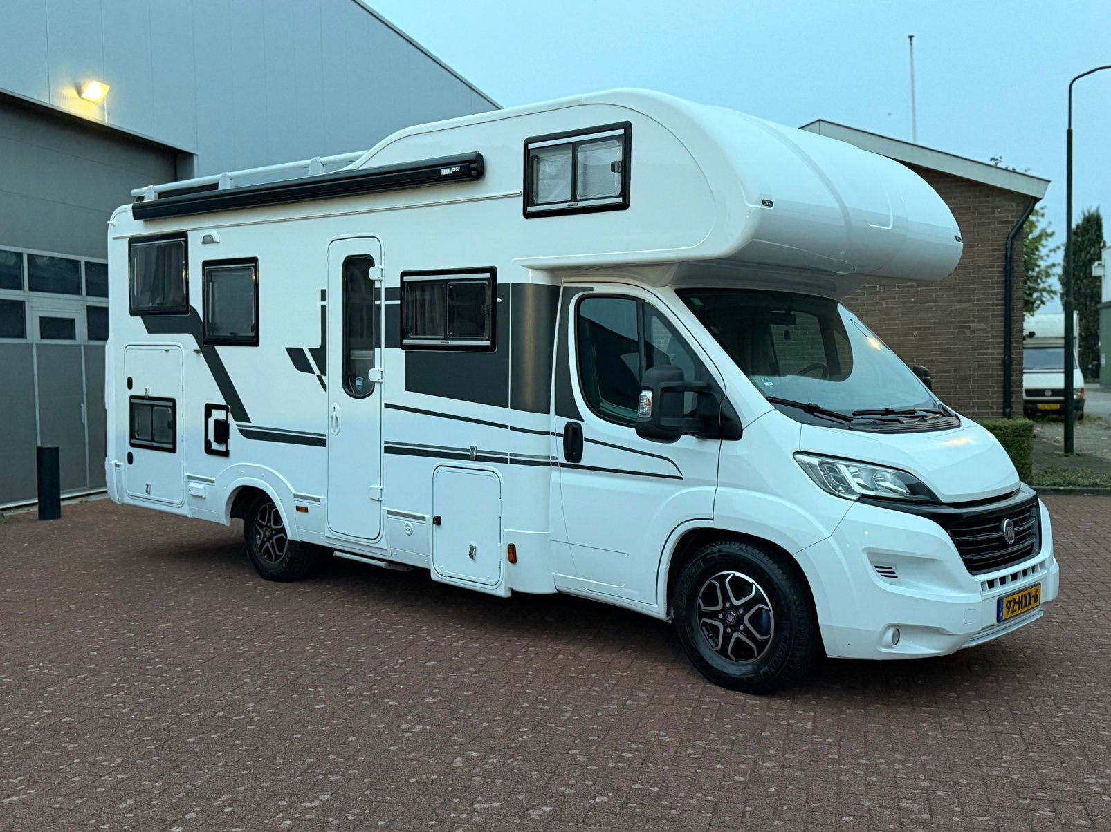 Adria Coral A 660 SP Unieke, compleet gerenoveerde camper, Voorwielaandrijving, Euro 5, Stof, 4 stoelen
