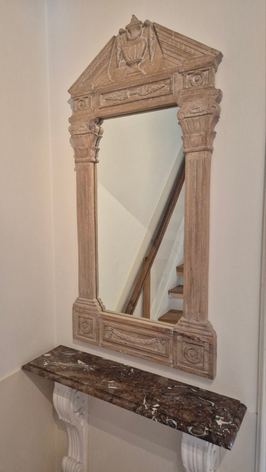 Grote spiegel met decoratieve houten lijst, Antiek en Kunst, Ophalen, Rechthoekig, 50 tot 100 cm, 100 tot 150 cm