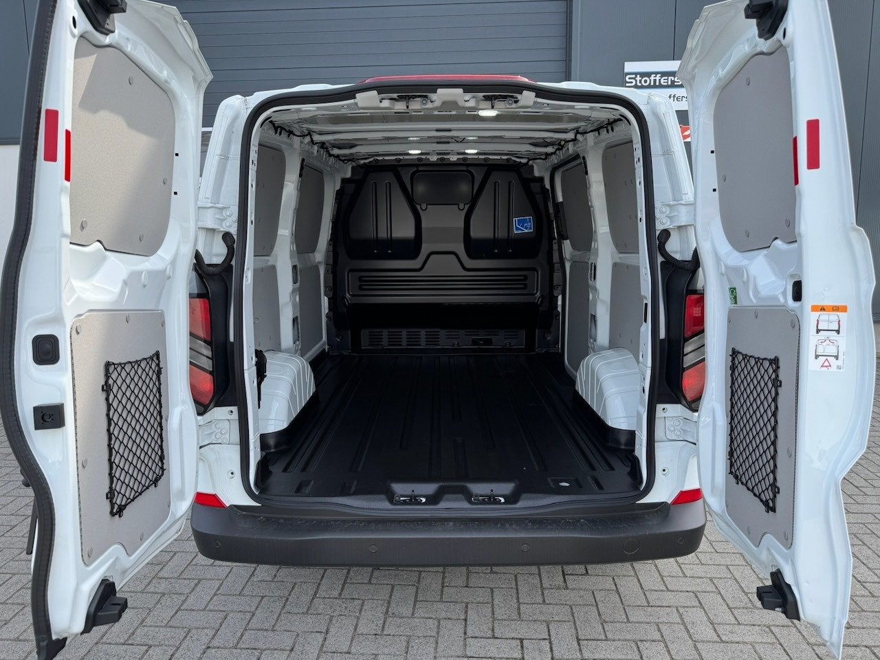 Ford Transit Custom 300 2.0 TDCI L1H1 Trend 136pk | CarPlay, Voorwielaandrijving, Zwart, 4 cilinders, Wit