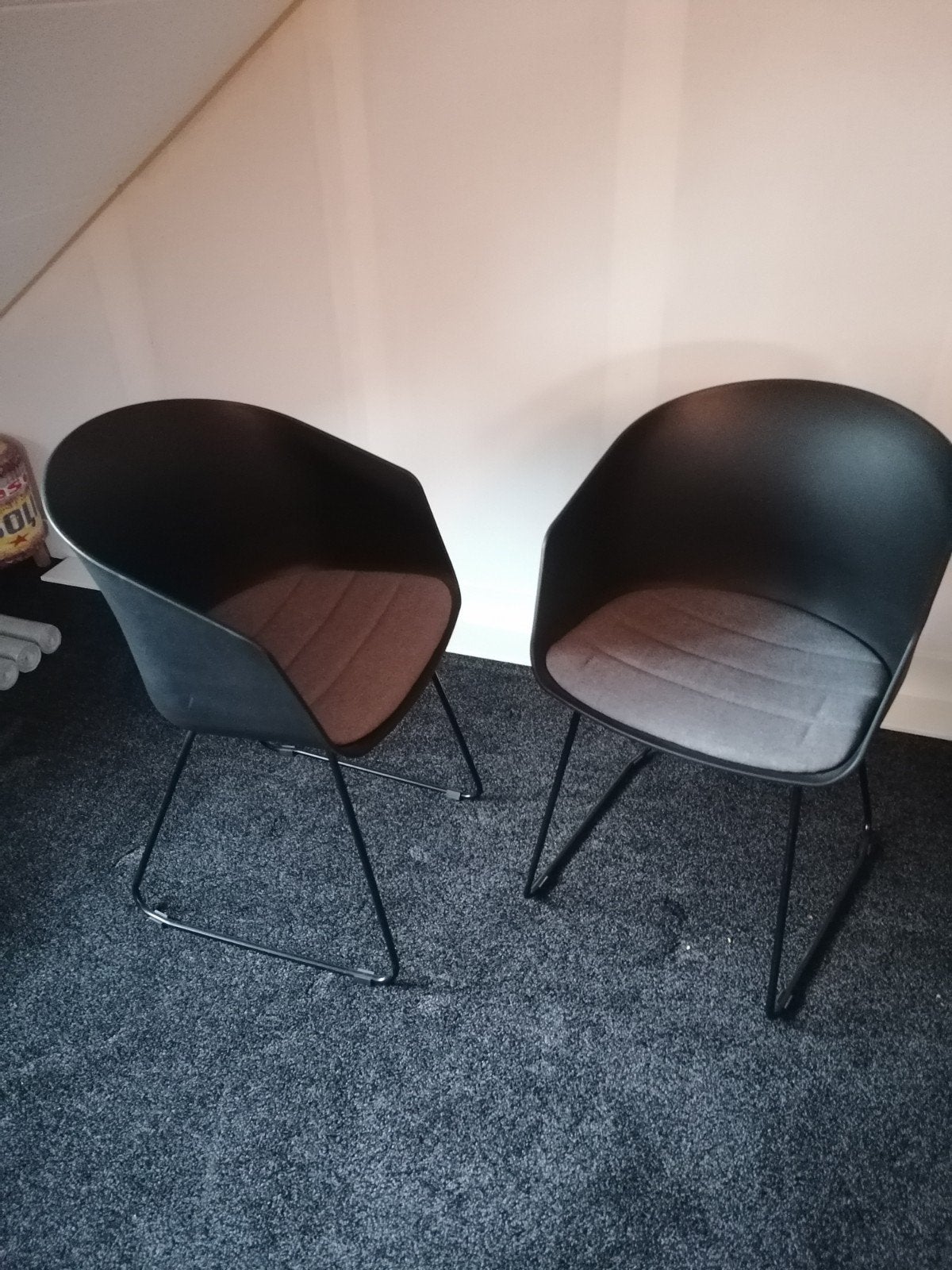 2x Kuipstoel Hugo van Artichok Eetkamerstoel Grijs Zwart, Ophalen, Kunststof, Twee, Zo goed als nieuw
