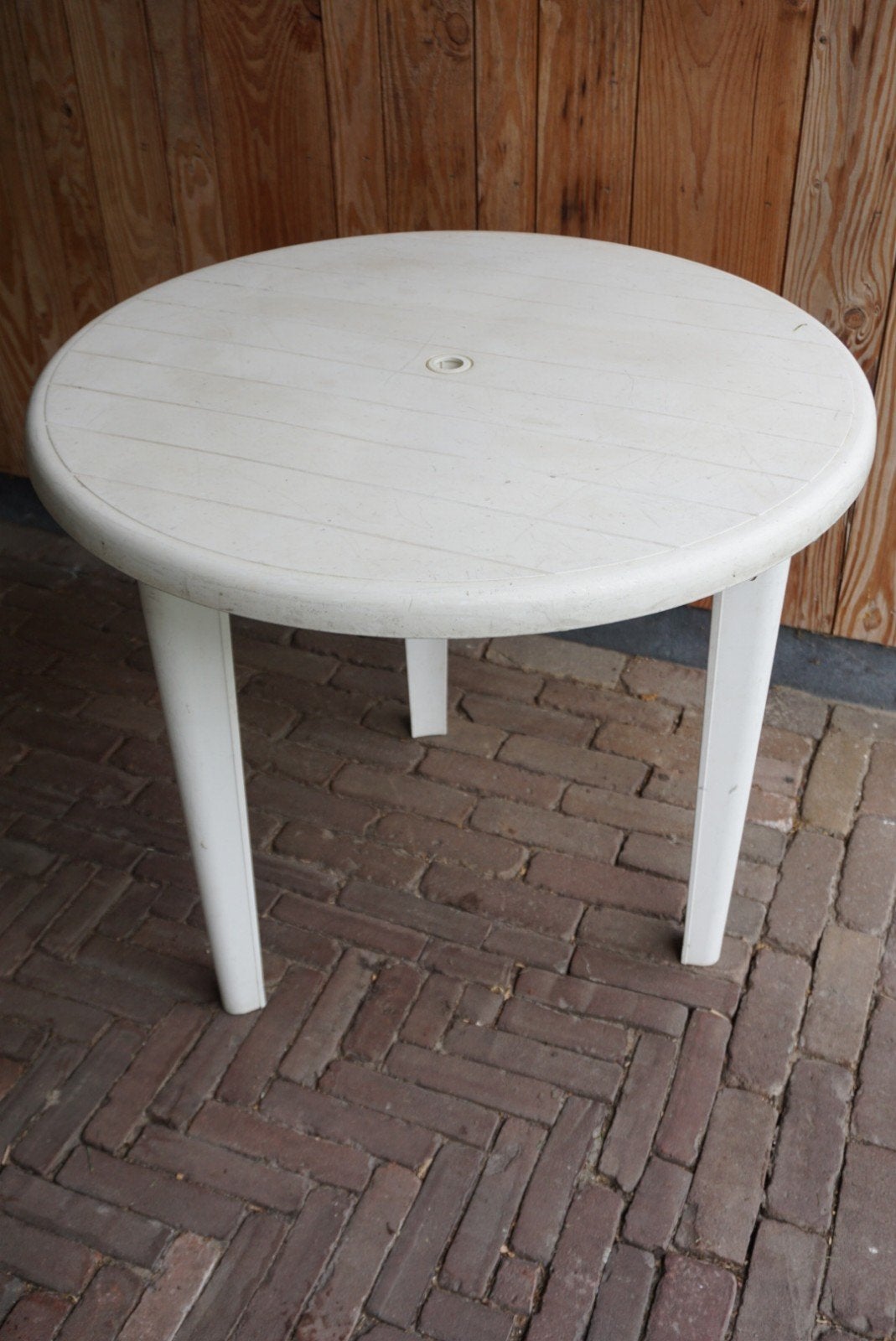 Gratis af te halen: Plastic tuintafel, Ophalen, Gebruikt, Rond, Plastic