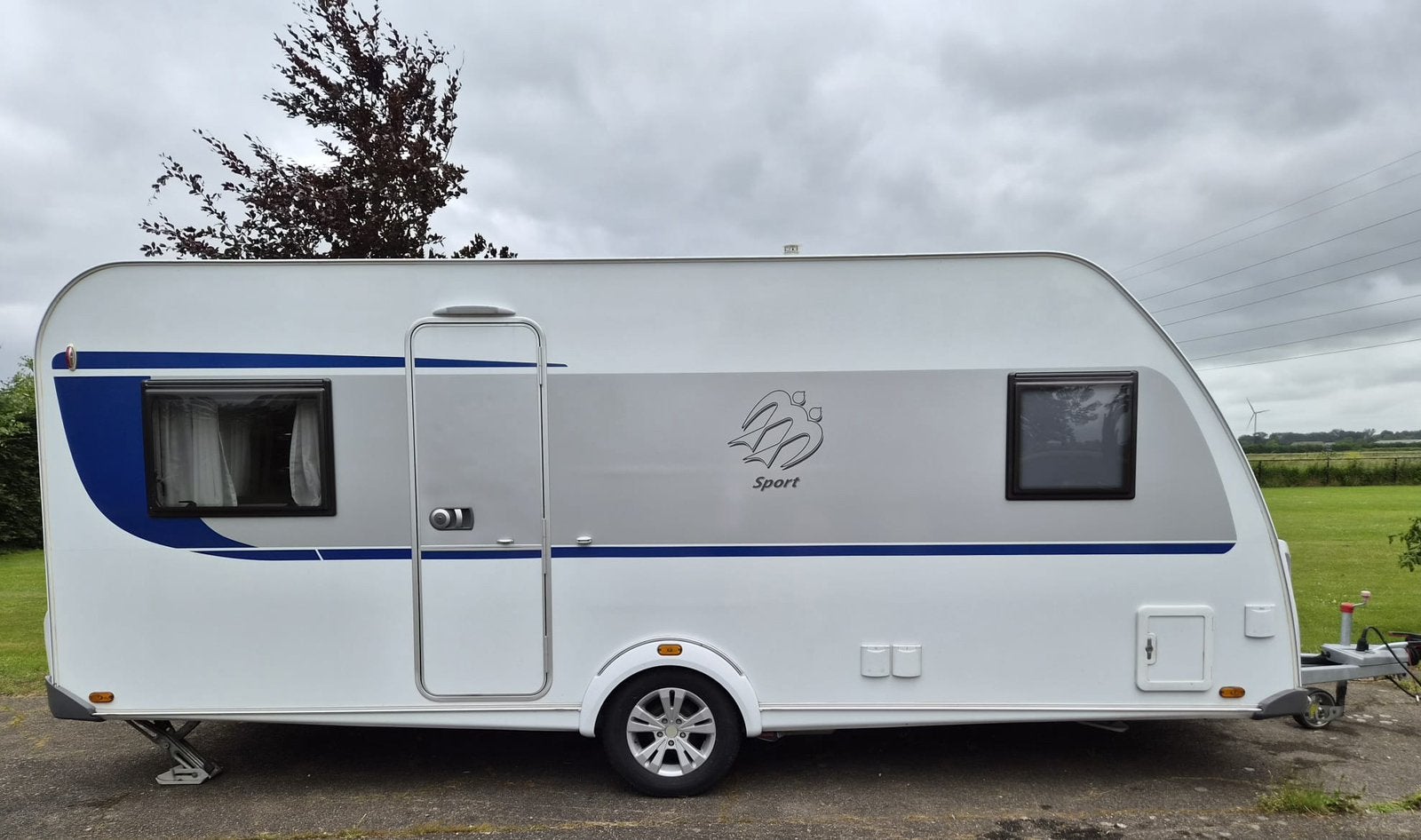 Knaus Sport 500 (2018) met Outwell voortent en mover, Caravans en Kamperen, Rondzit, Frans bed, 7 tot 8 meter, Particulier