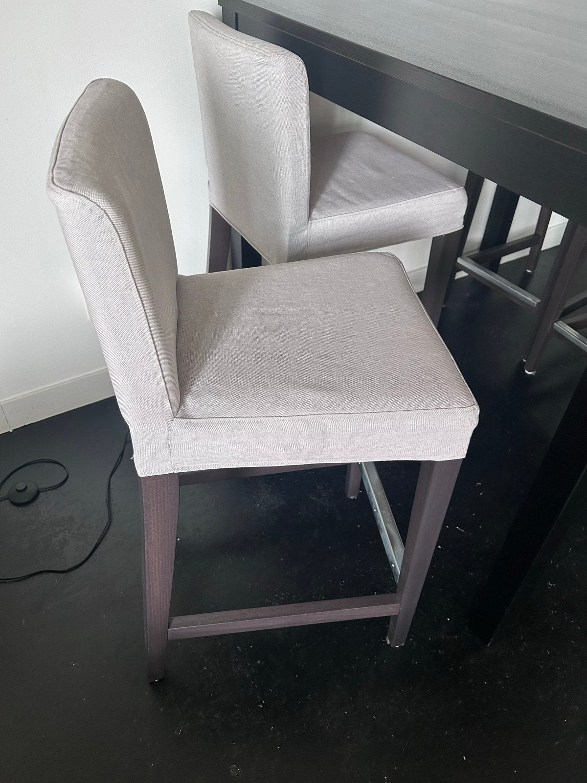 IKEA Bjursta bartafel met 4 stoelen/krukken, Huis en Inrichting, Barkrukken, Gebruikt, 90 cm of meer, Hout, 4 krukken, Ophalen