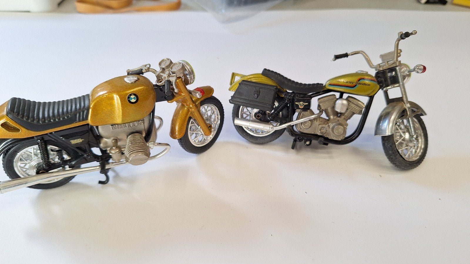 Set van 2 modelmotoren: Harley-Davidson en BMW, Hobby en Vrije tijd, Ophalen of Verzenden, Gebruikt, Overige typen, Overige merken