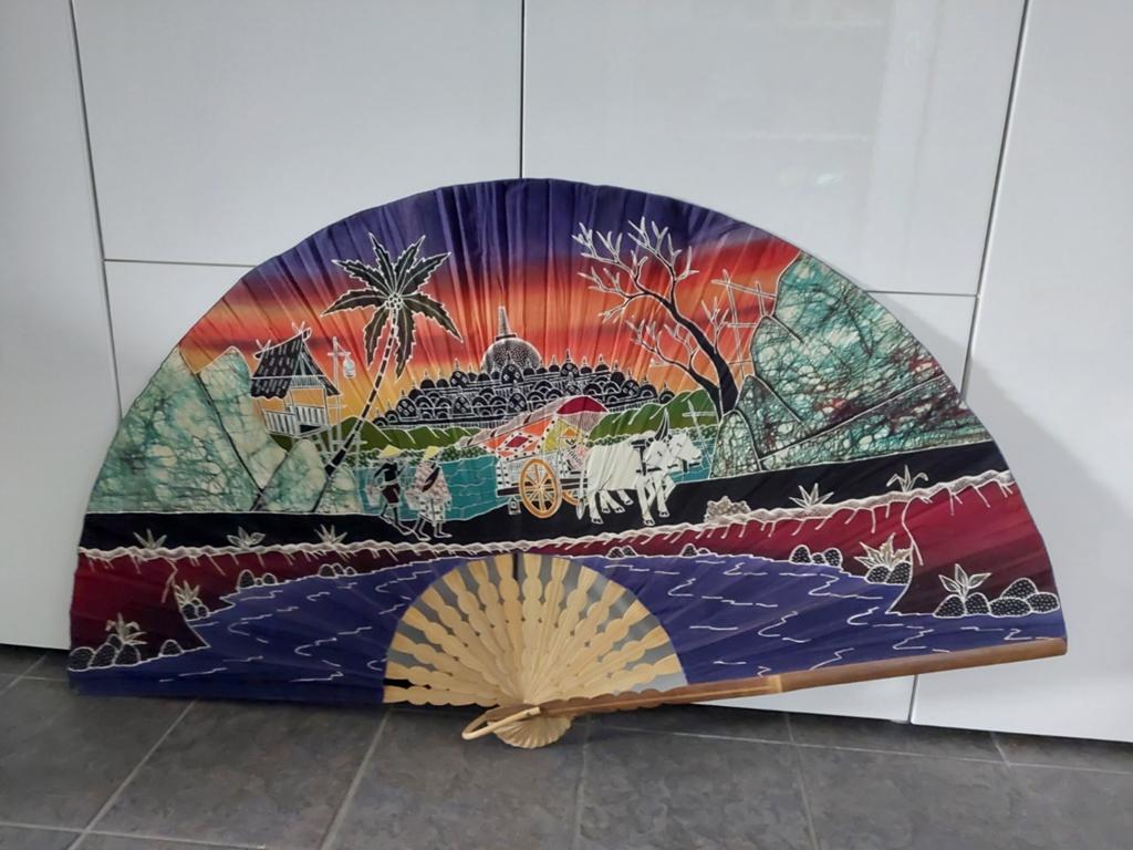 Decoratieve Oosterse waaier met Borobudur tafereel, Ophalen of Verzenden