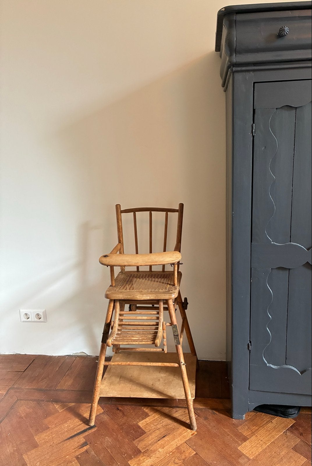 Vintage houten kinderstoel met rieten zitting, Kinderen en Baby's, Kinderstoelen, Ophalen, Gebruikt, Meegroeistoel