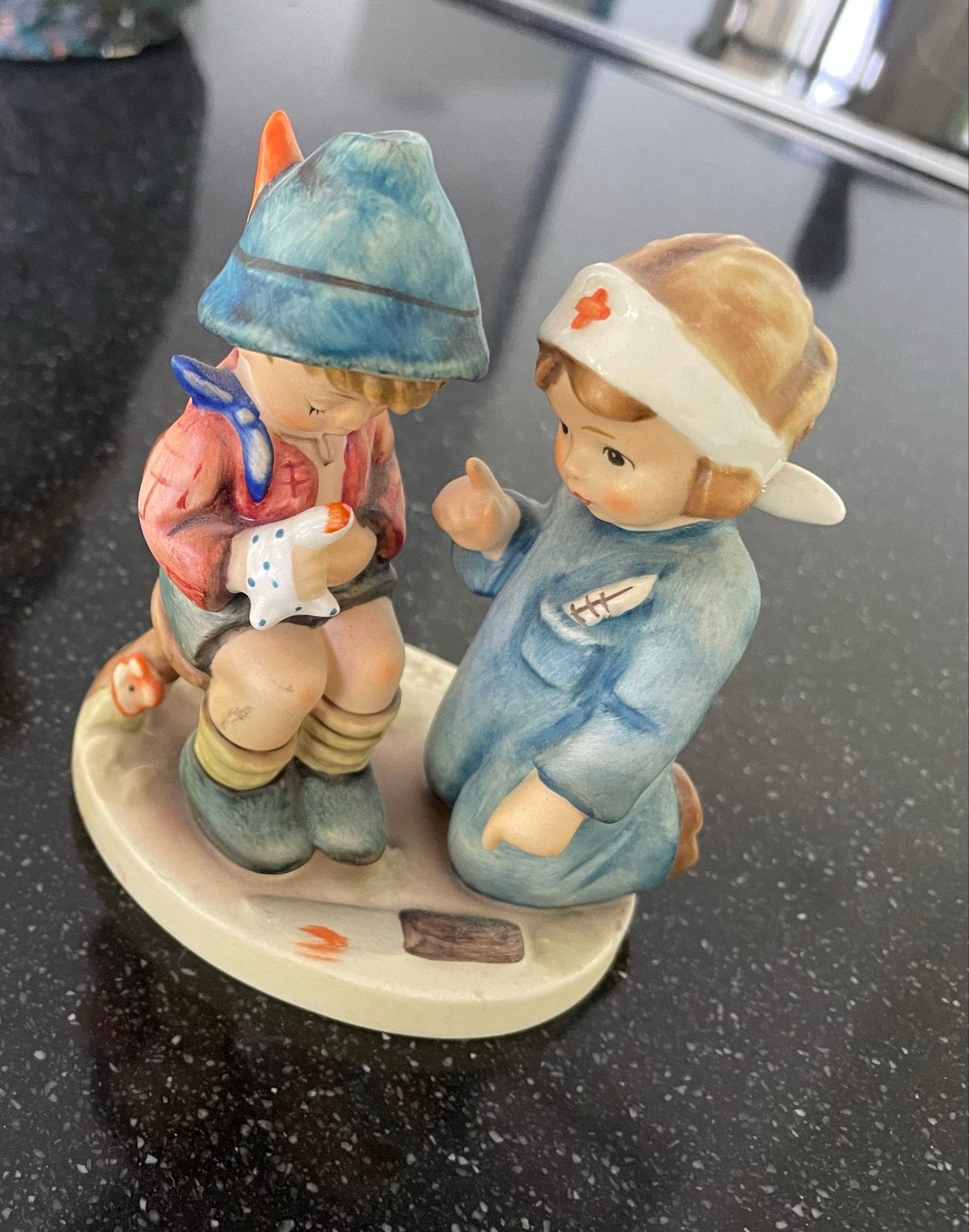Goebel Hummel Beeldje: Zuster verzorgt jongen, nr. 376, Ophalen of Verzenden, Zo goed als nieuw, Hummel