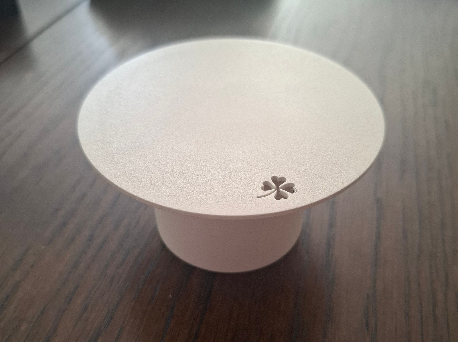 Beige creme kaarsenhouder, plateau op voet met klavertje 4, Ophalen of Verzenden, Zo goed als nieuw, 5 cm, Crème