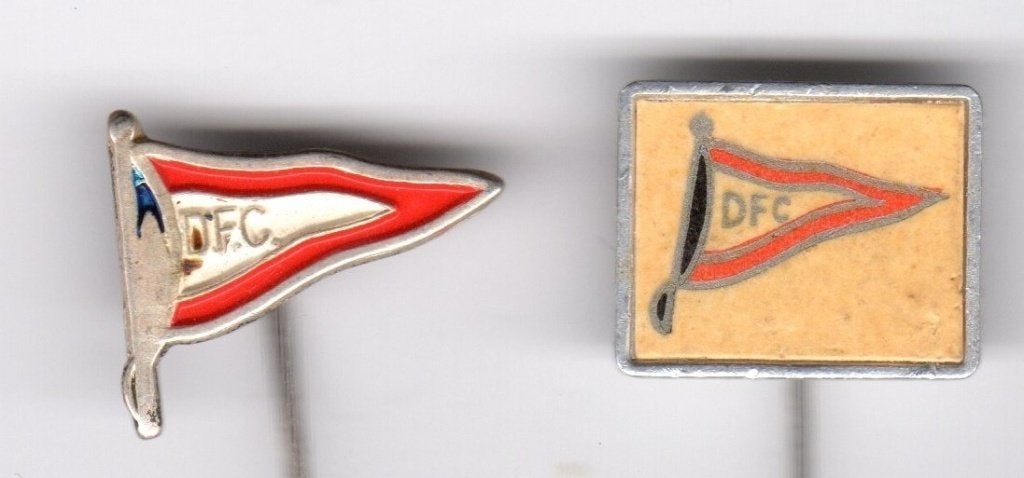 2 speldjes DFC DORDRECHTSE FOOTBALL CLUB VLAG DORDRECHT (A10, Ophalen of Verzenden, Gebruikt, Overige onderwerpen