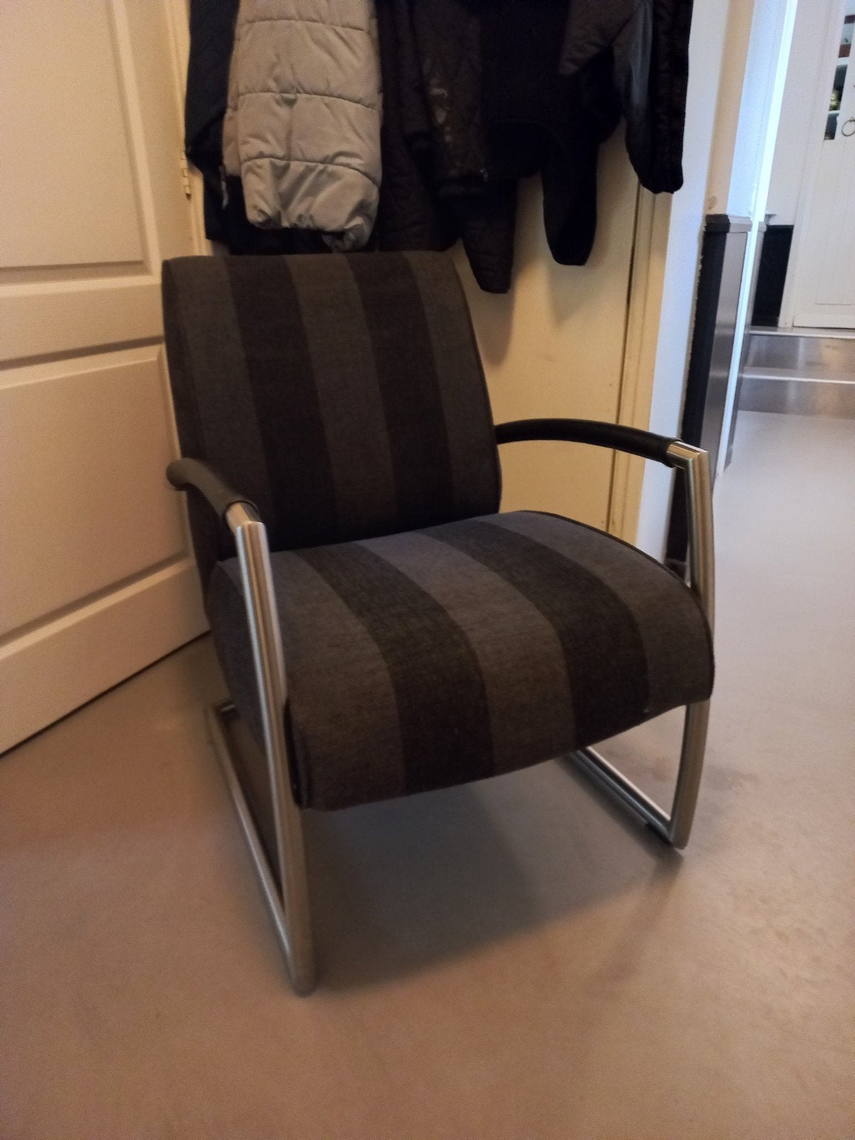 Stoel, zwart/grijs gestreepte,Merk:Brees New World, Ophalen, Gebruikt, 75 tot 100 cm, Modern