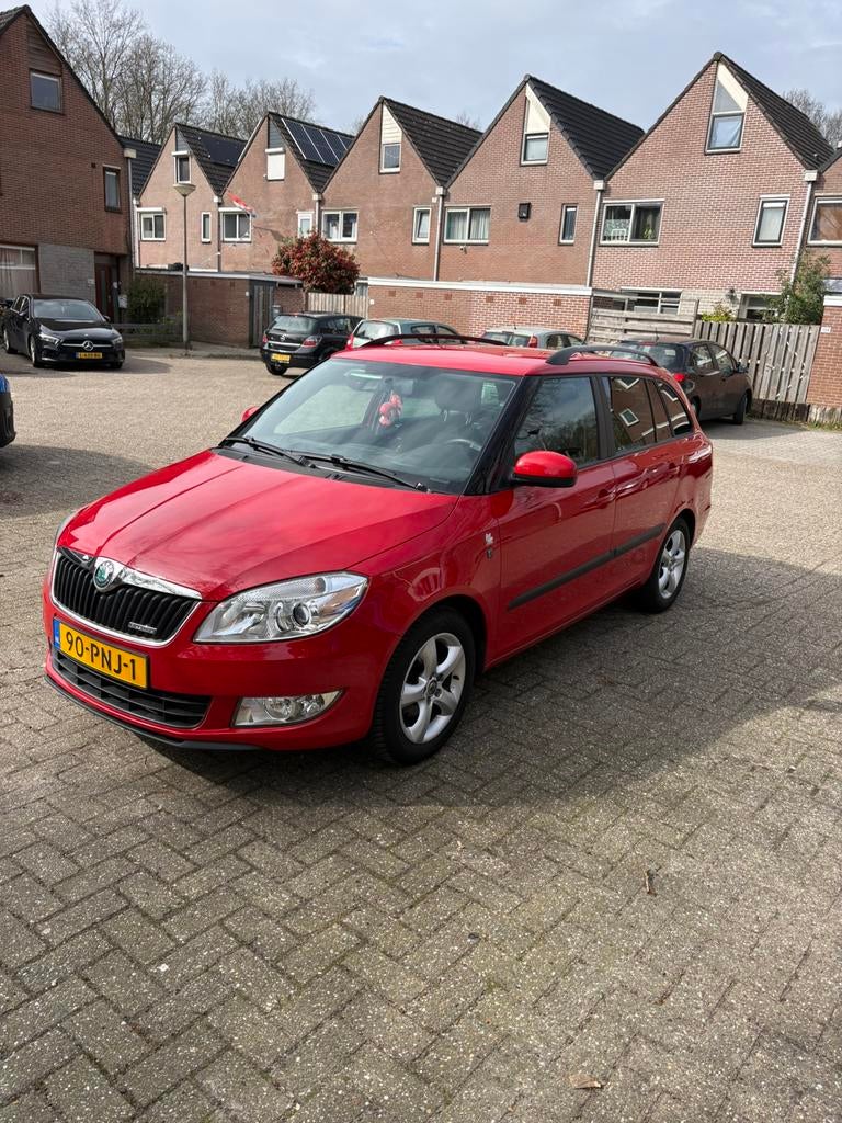 Skoda Fabia 1.2 TDI 55KW Combi 2011 Rood, 1199 cc, Origineel Nederlands, Stationwagon, Grijs