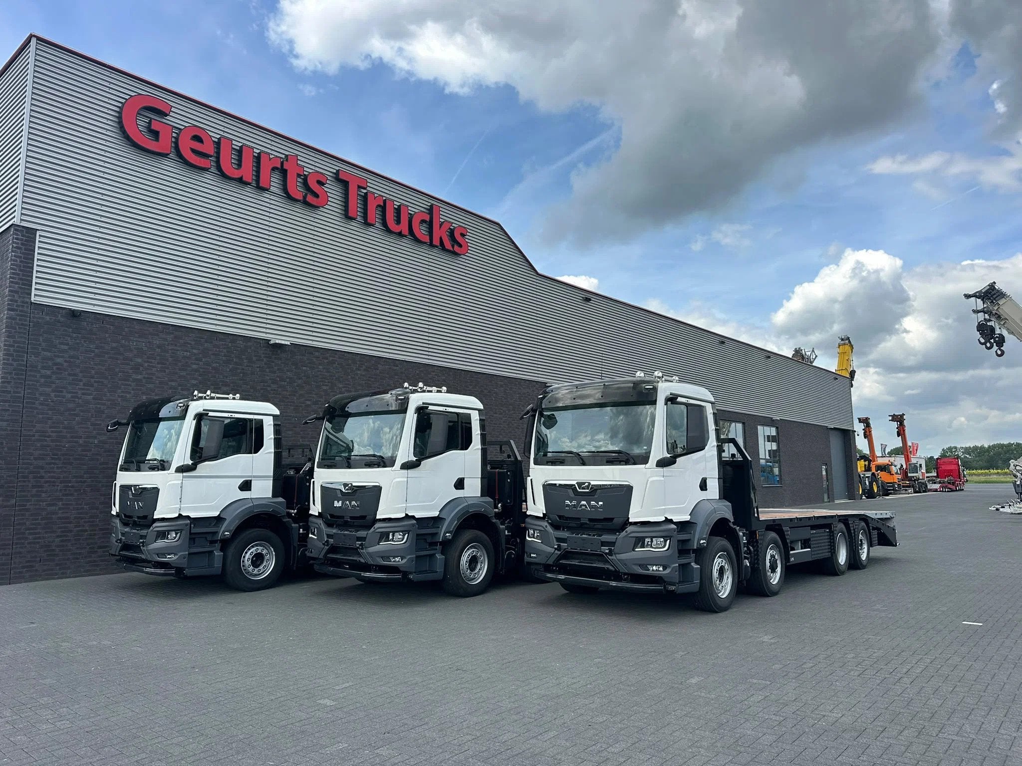 MAN TGS 35.520 8X2 OPRIJWAGEN/MACHINE TRANSPORTER/PLATEAU/, Automaat, Euro 6, MAN, Wit