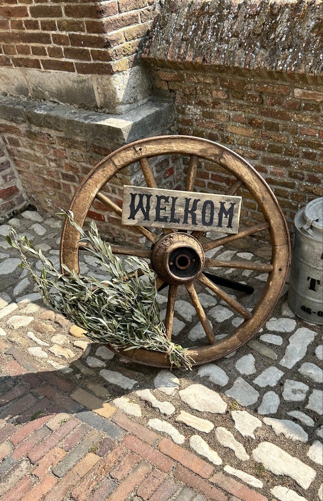 Wagenwiel Welkomsbord, Ophalen