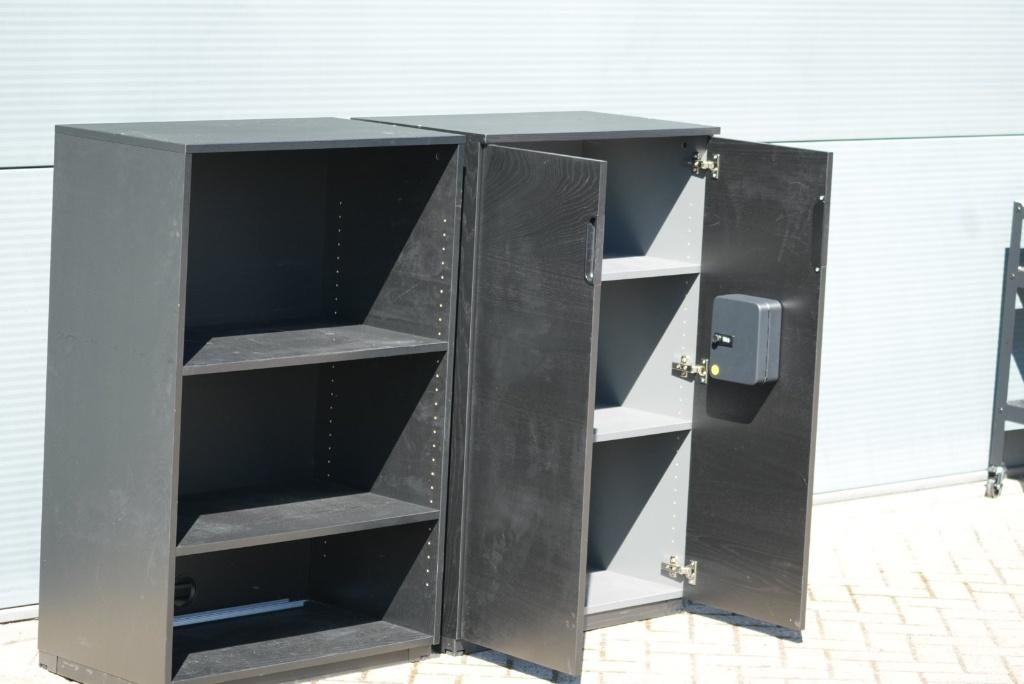 Zwarte kast, Huis en Inrichting, Kasten | Lockerkasten, Ophalen, Zo goed als nieuw, Zwart houtlook fineer