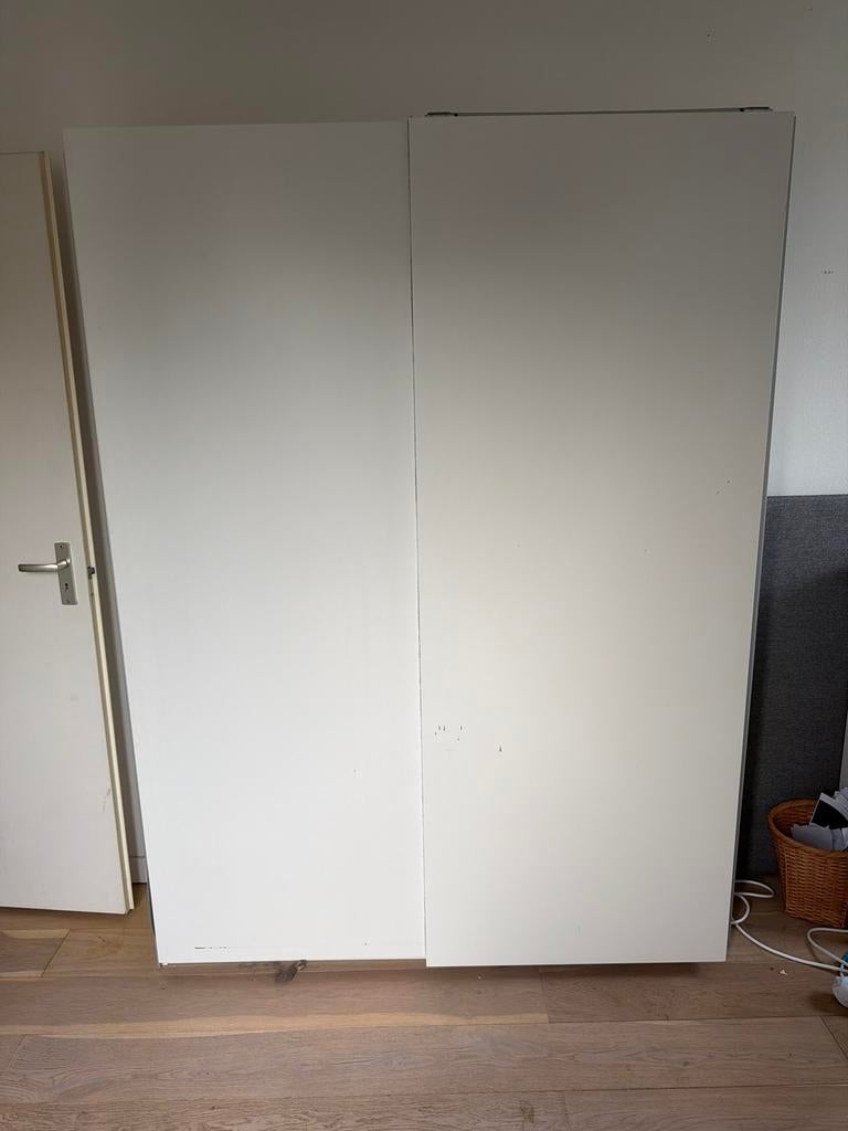 Witte kledingkast met schuifdeuren en planken, Huis en Inrichting, Kasten | Roldeurkasten en Archiefkasten, Ophalen, Kunststof